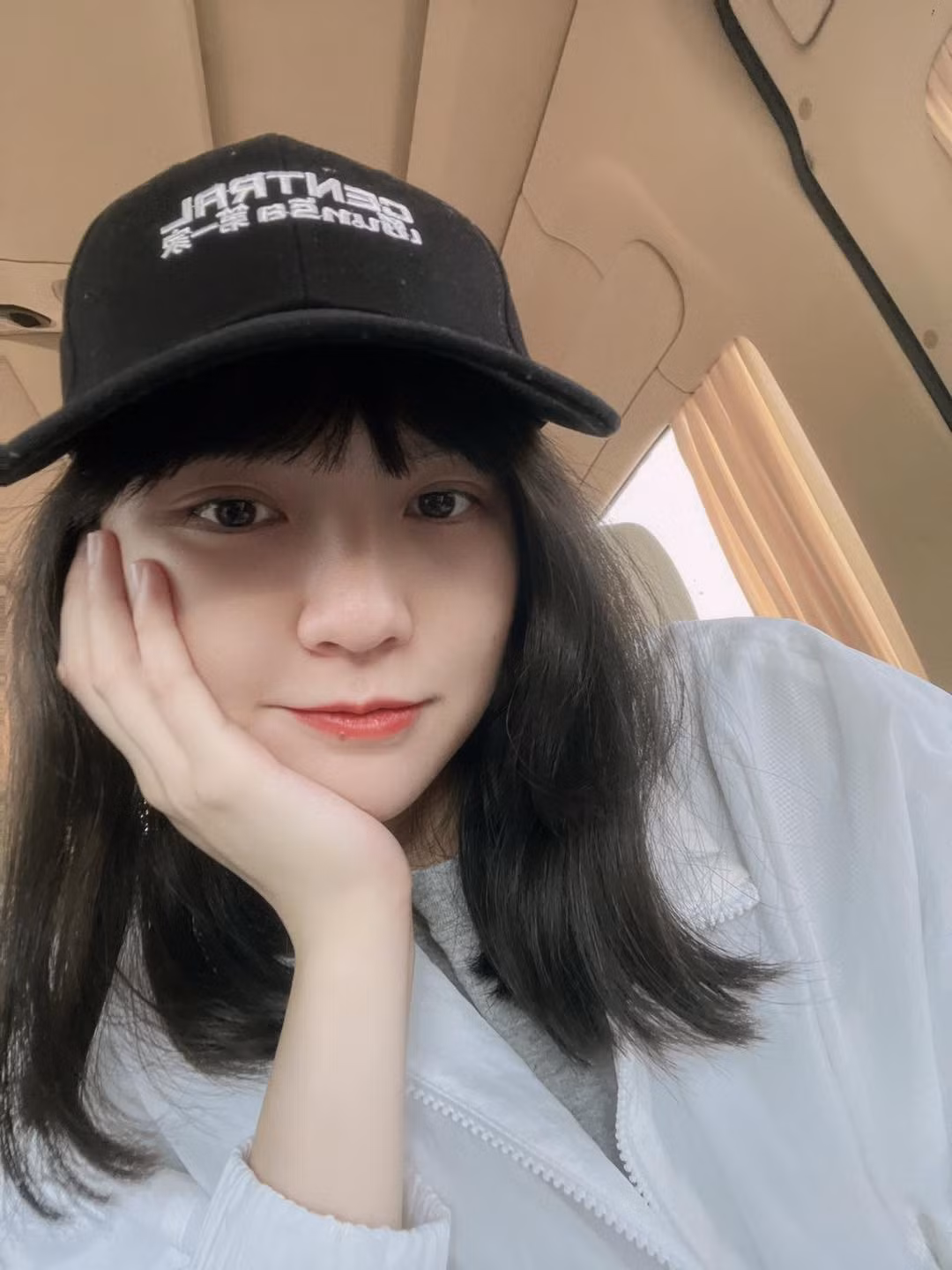 Mới đây, Hải Tú bất ngờ trở lại với loạt ảnh mới đầy thơ mộng được chụp giữa khung cảnh thiên nhiên xanh mướt. Diện chiếc váy hoa nhí dịu dàng, nàng thơ của nhà M-TP gây thương nhớ bởi vẻ đẹp trong trẻo, thuần khiết như bước ra từ một bộ phim tình cảm lãng mạn.