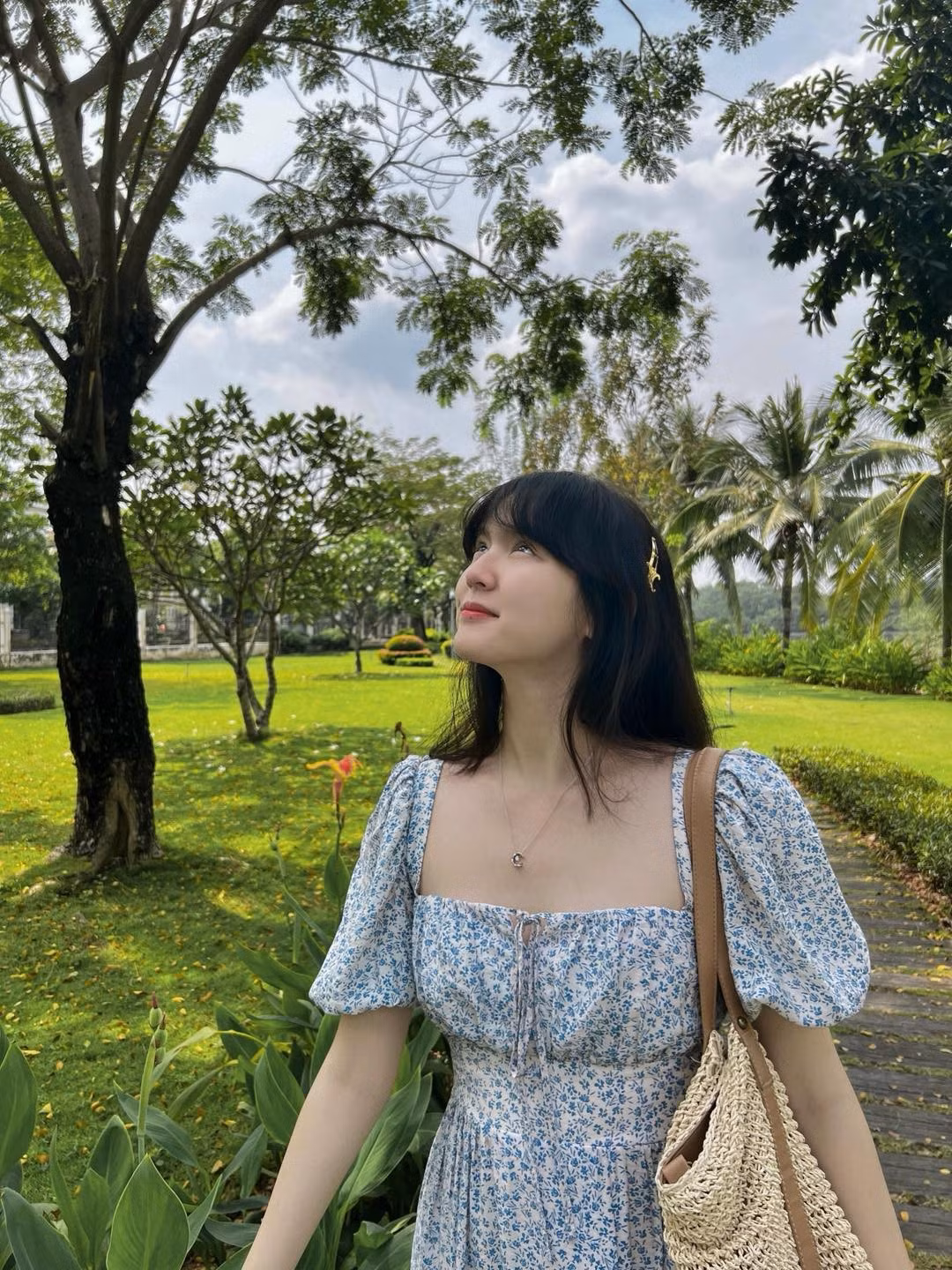 Điểm đặc biệt trong loạt ảnh lần này chính là mái tóc dài nữ tính của cô nàng. Trước đó, xuất hiện sau 1 thời gian dài ở ẩn, Hải Tú từng gây bất ngờ khi trở lại với kiểu tóc tém cá tính.