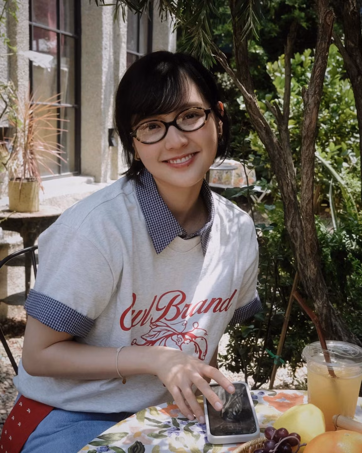 Tuy nhiên ngoài việc xuất hiện với vai trò nữ chính trong một số MV của Sơn Tùng thì cô nàng gần như không có hoạt động nghệ thuật nào khác. Điều khiến Hải Tú được nhắc đến nhiều nhất chính là ồn ào xung quanh câu chuyện tình cảm và đời tư.