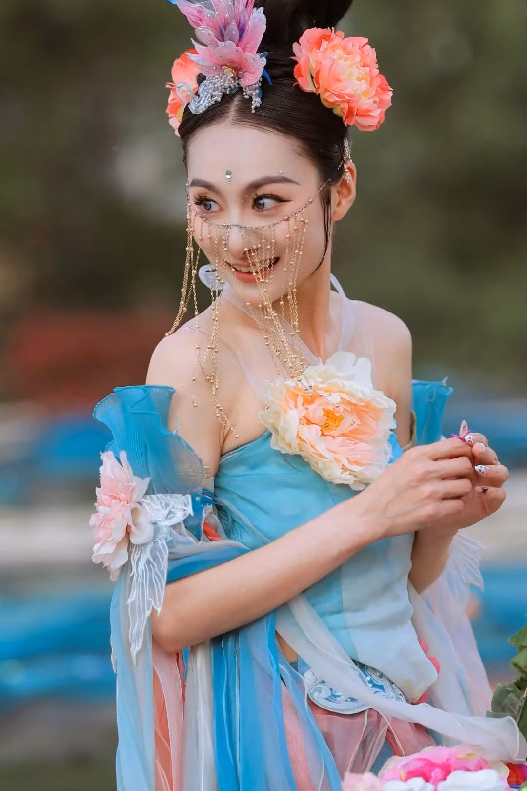 Cô nàng gây ấn tượng với gương mặt khả ái, hài hòa, toát lên vẻ đẹp chuẩn Á Đông cùng thân hình "mình hạc xương mai". Đặc biệt, nụ cười tươi tắn, rạng rỡ của cô khiến người xem cảm thấy gần gũi và ấm áp.