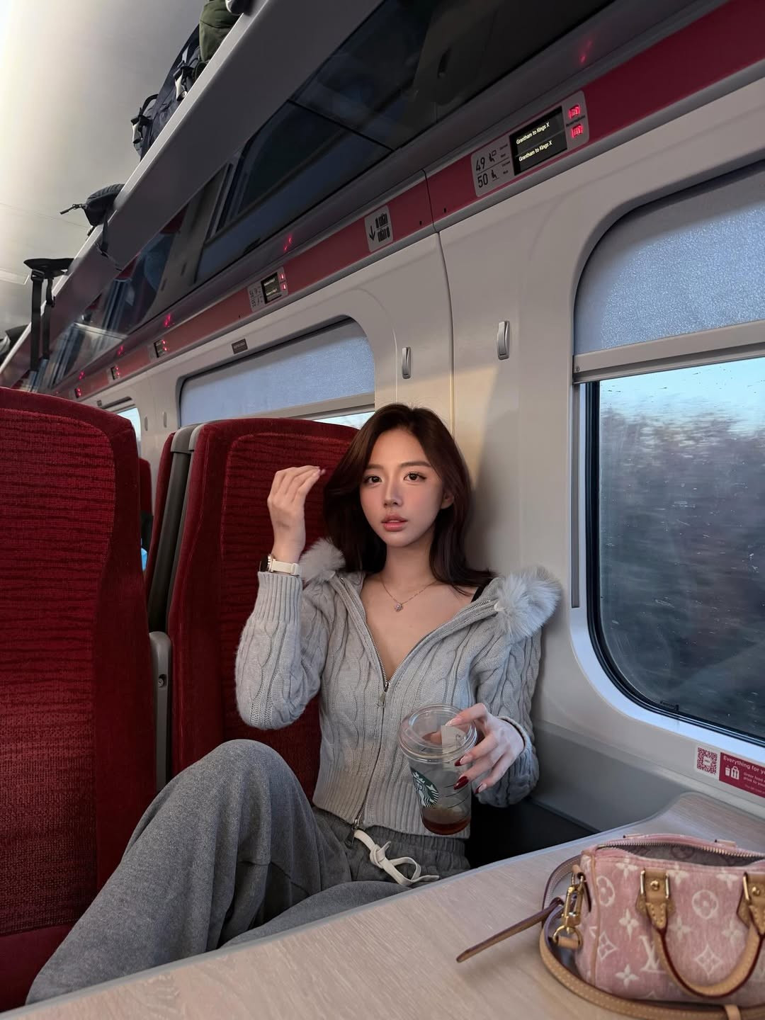 Phan Thị Minh Hằng sinh năm 2001, quê tại Quảng Bình. Cô không chỉ sở hữu gương mặt tỉ lệ vàng và ngũ quan tinh túy từng được báo Trung Quốc hết lời ca ngợi, mà còn khiến nhiều người ngưỡng mộ bởi bảng thành tích học tập đáng nể. (Ảnh: IG @cas.naf)