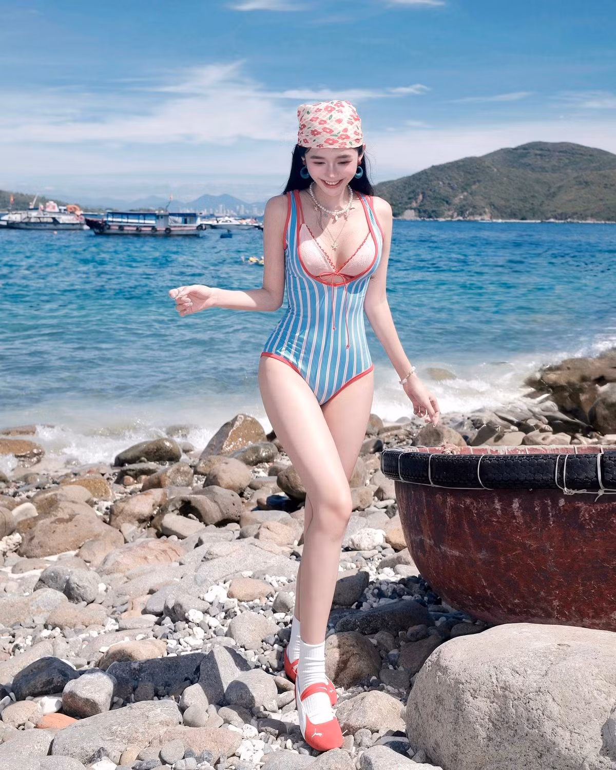 Karty Chang có tên thật là Nguyễn Thị Thảo Trang, được mệnh danh là "hotgirl Tây Bắc" hay "thần tiên tỷ tỷ Tây Bắc" vì sở hữu nhan sắc xinh đẹp ngọt ngào và sự quyến rũ đầy cuốn hút. (Ảnh: FBNV)