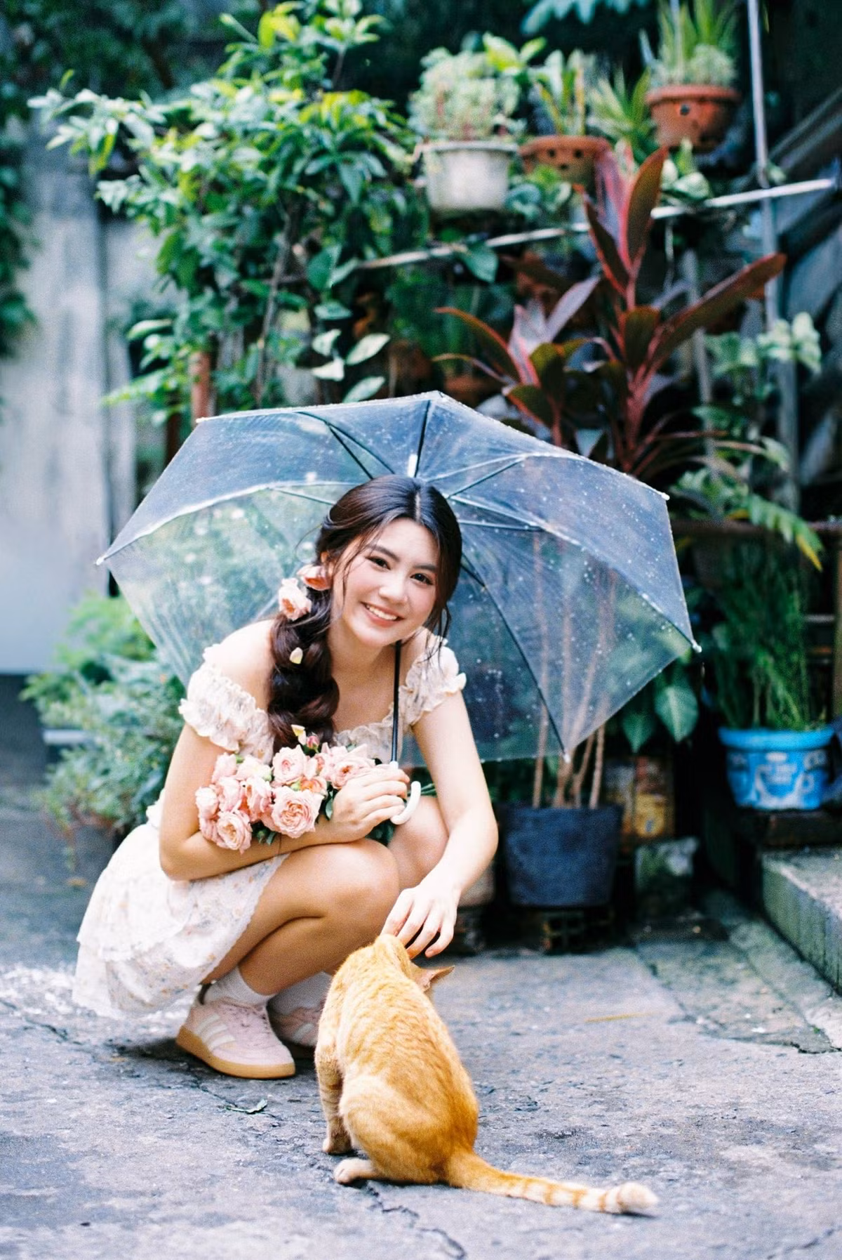 Với lối trang điểm nhẹ nhàng, trong trẻo, Hạt Dẻ toát lên vẻ đẹp thanh thuần, đúng chất "tiểu mỹ nhân". Cô nàng khéo léo phối trang phục với bó hoa hồng màu hồng phấn, tôn lên nét nữ tính, ngọt ngào. (Ảnh: FBNV)