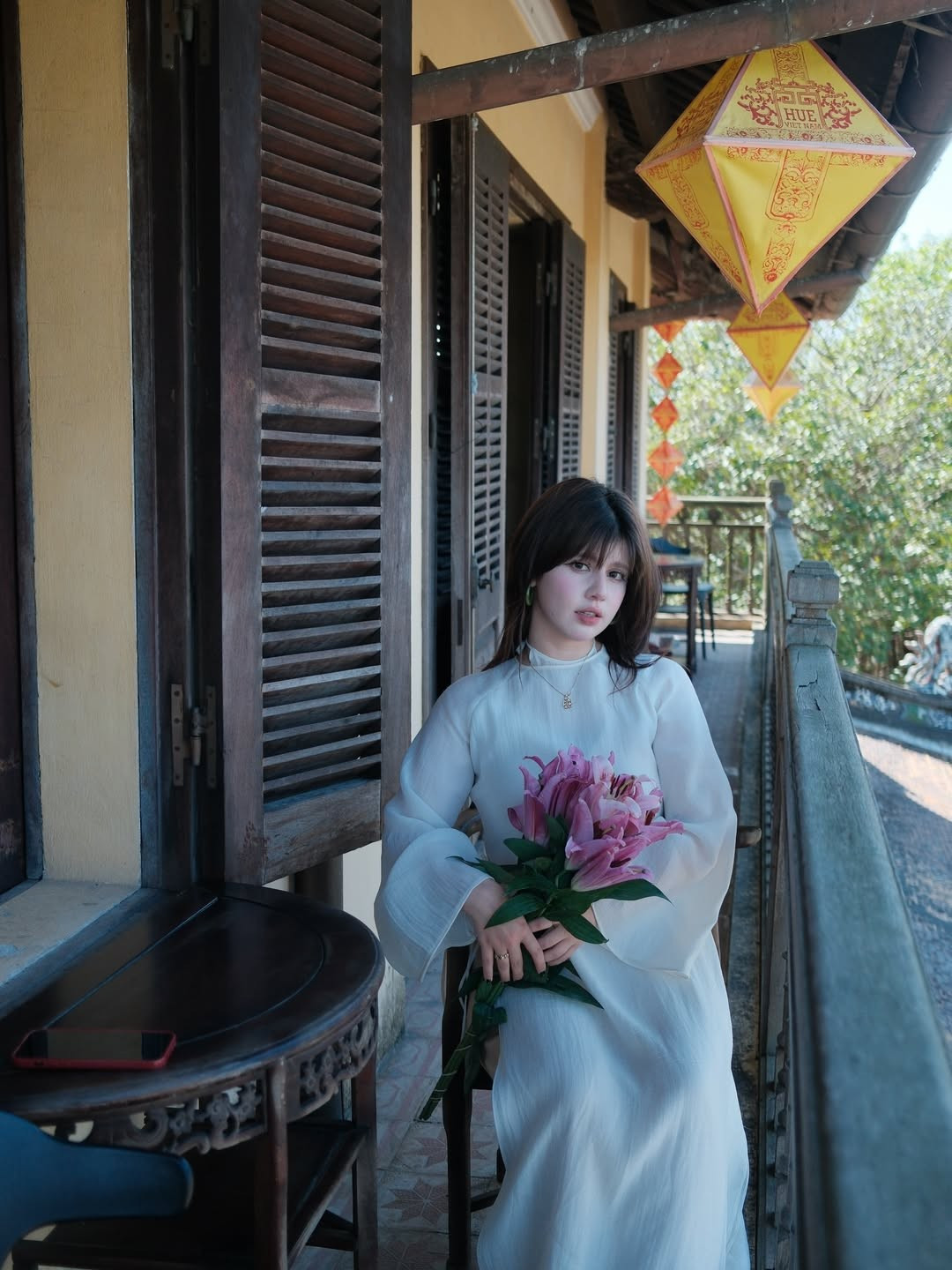 Dưới cái nắng vàng nhẹ của miền Trung những ngày cuối năm, nàng hot girl 2k1 hiện lên như một "nàng thơ" thực thụ. (Ảnh: IGNV)