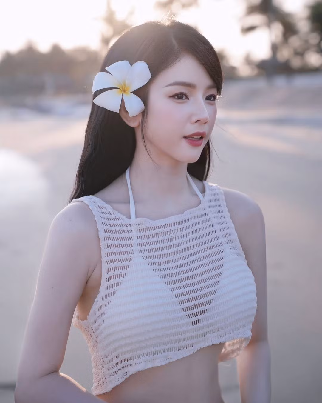 Thiết kế croptop và chân váy lưới không chỉ khoe trọn làn da trắng mịn, vòng eo thon gọn mà còn giúp cô nàng toát lên vẻ đẹp vừa dịu dàng, vừa nóng bỏng – đúng chuẩn “nàng tiên cá phiên bản hiện đại”.