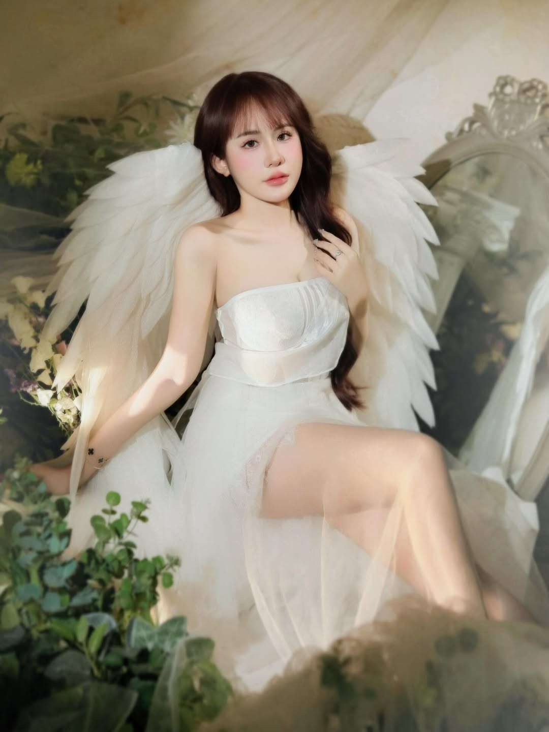 Lấy bối cảnh mang hơi hướng cổ điển với những cột đá và cây cỏ xanh mướt, cô nàng hiện lên như một nhân vật bước ra từ thần thoại. (Ảnh: IGNV)