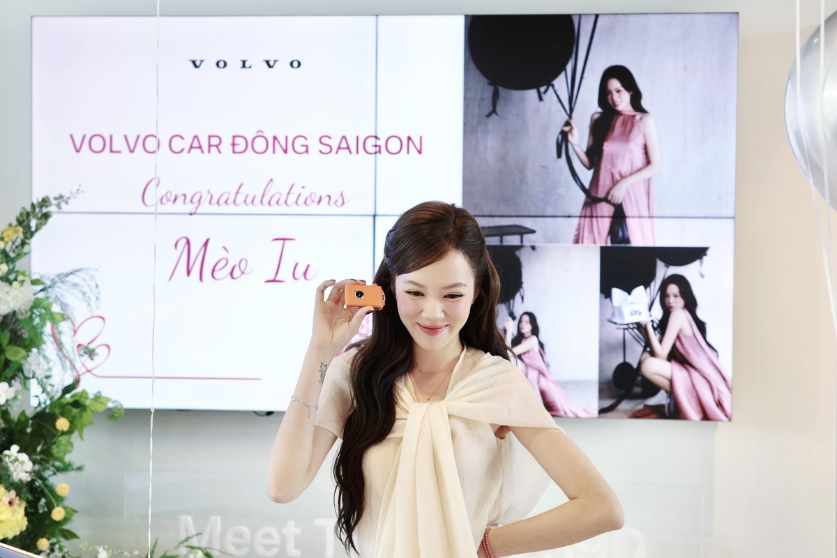 Tại buổi lễ giao xe, showroom đã chuẩn bị một không gian ngập tràn hoa tươi, bóng bay và những món quà xinh xắn để chúc mừng "Mèo iu". Nụ cười rạng rỡ của cô nàng bên cạnh chiếc xe mới cho thấy niềm hạnh phúc trọn vẹn khi được đền đáp xứng đáng cho những công việc sáng tạo nội dung không ngừng nghỉ. (Ảnh: FBNV)
