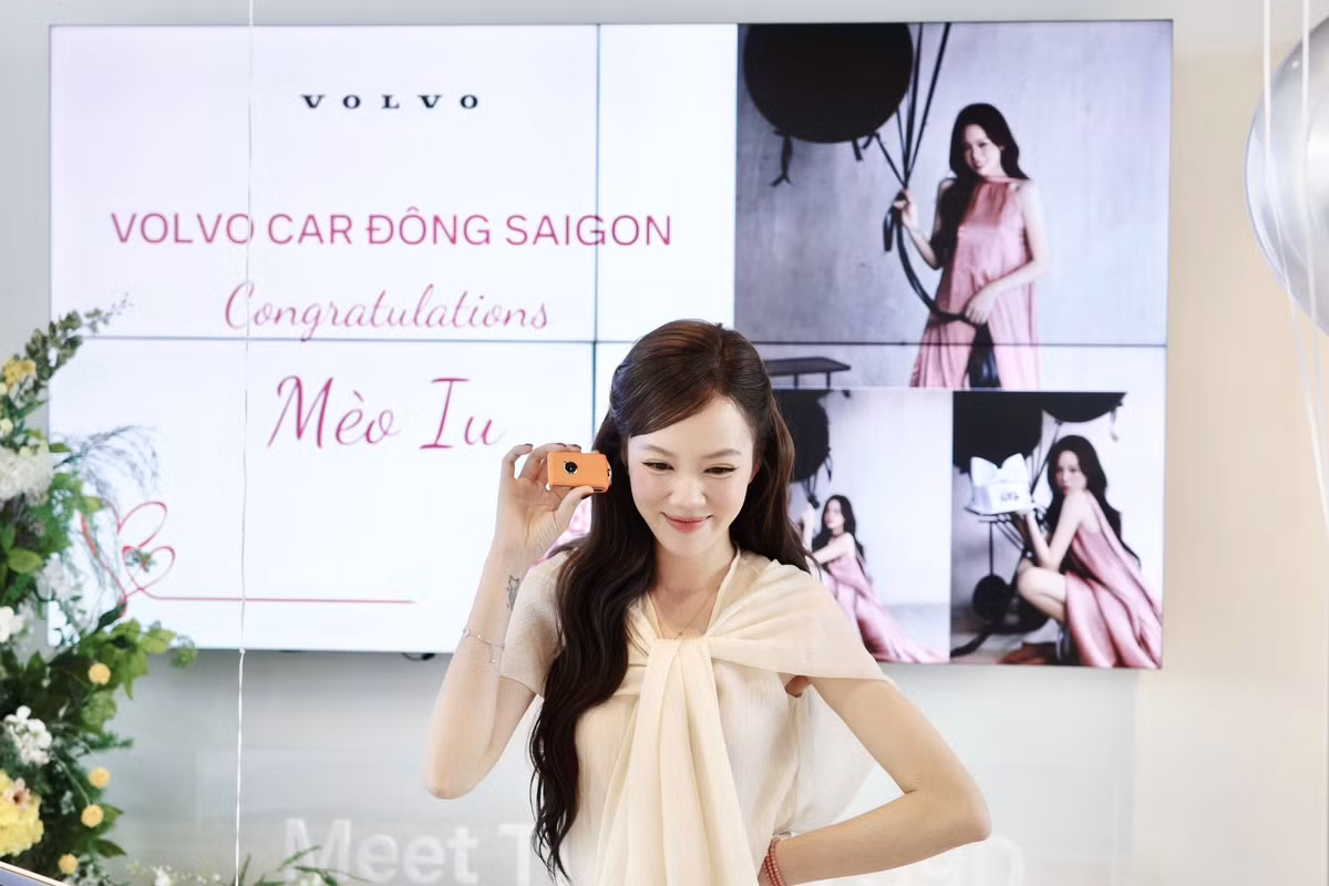Tại buổi lễ giao xe, showroom đã chuẩn bị một không gian ngập tràn hoa tươi, bóng bay và những món quà xinh xắn để chúc mừng "Mèo iu". Nụ cười rạng rỡ của cô nàng bên cạnh chiếc xe mới cho thấy niềm hạnh phúc trọn vẹn khi được đền đáp xứng đáng cho những công việc sáng tạo nội dung không ngừng nghỉ. (Ảnh: FBNV)