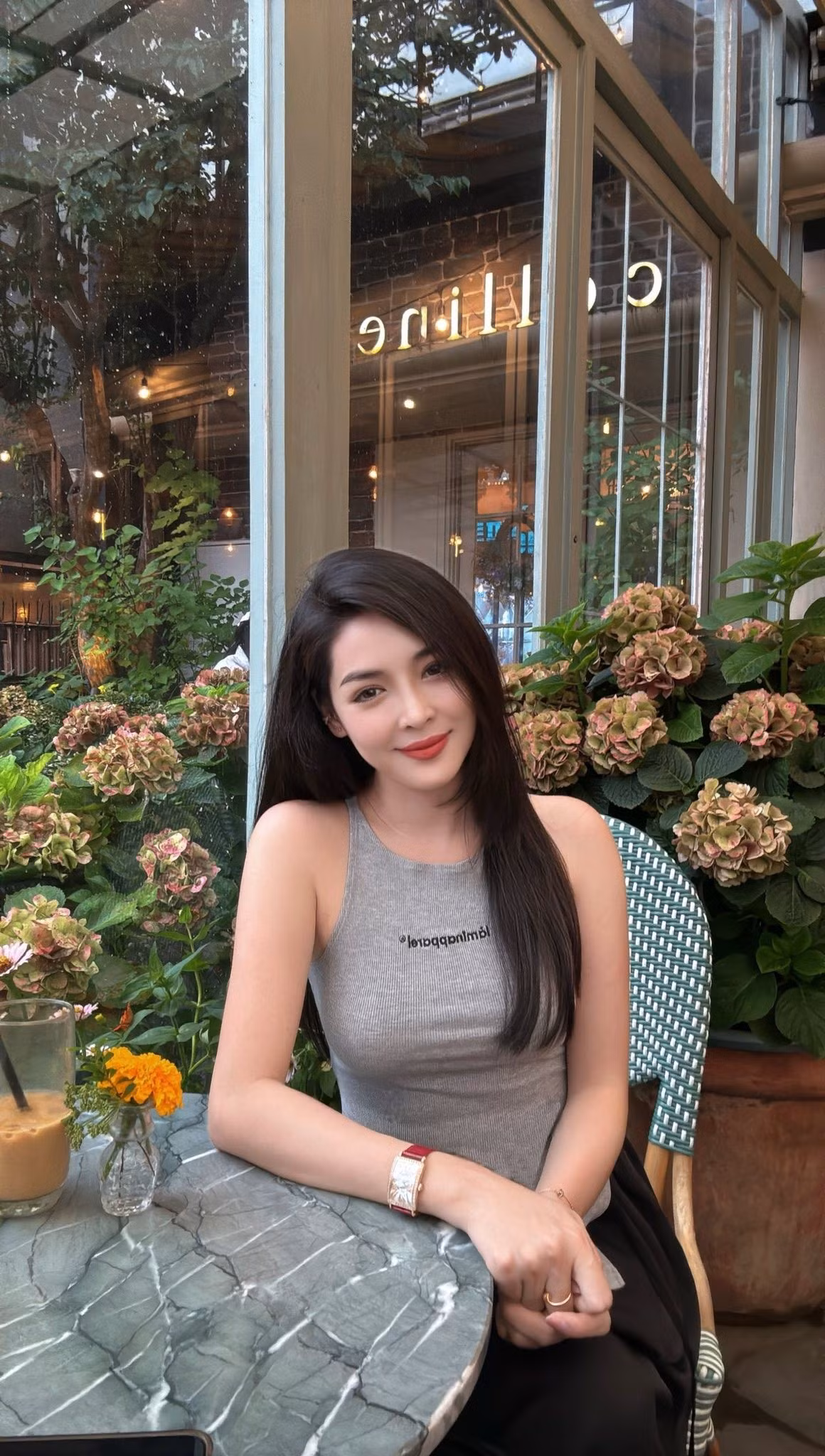 Kết quả sau khi "đập mặt xây lại" là một diện mạo hoàn toàn mới: gương mặt cân đối, các đường nét hài hòa, thanh tú, cùng thần thái tươi tắn và tự tin. Màn lột xác ngoạn mục này đã giúp cô được mệnh danh là "siêu phẩm thẩm mỹ Nam Định". (Ảnh: FBNV)