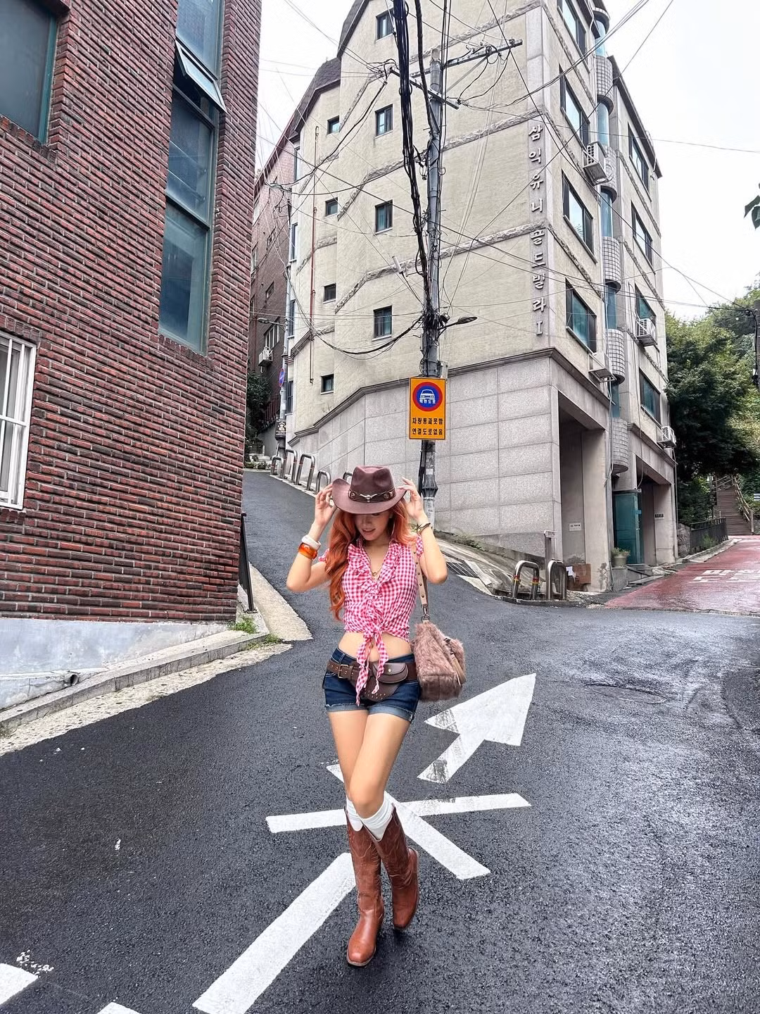 Dù là ảnh chụp cận mặt hay toàn thân, Thụy Hân đều thể hiện thần thái tự tin, quyến rũ với mái tóc dài màu cam rực rỡ, tôn lên làn da trắng sáng. (Ảnh: IGNV)