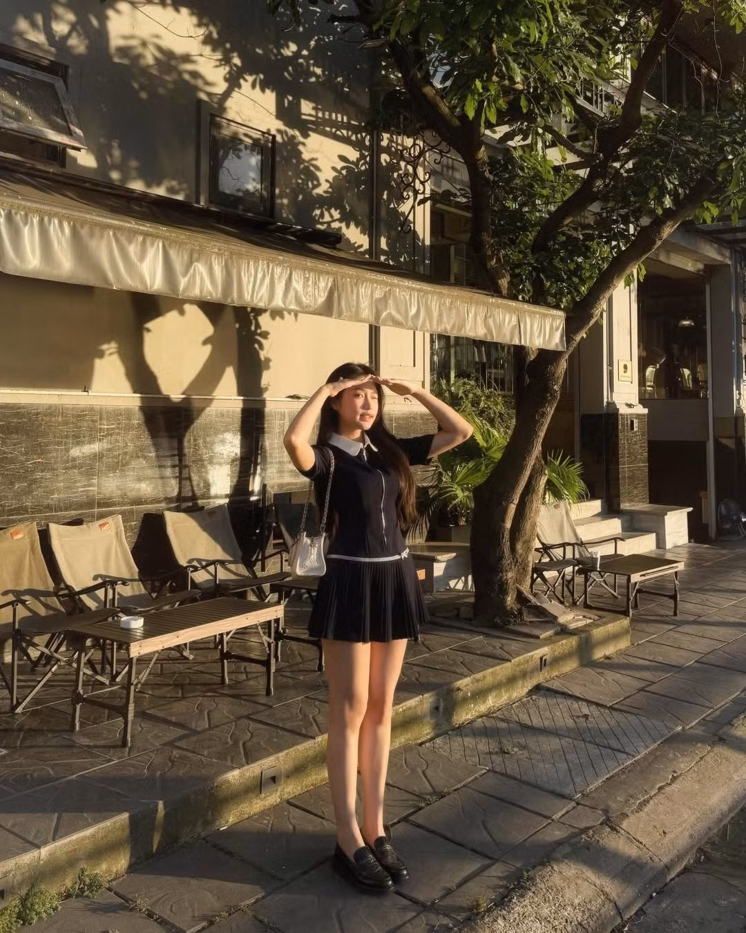 Trong bộ ảnh, Hải My diện chiếc đầm navy cổ trắng mang hơi hướng học đường, kết hợp cùng túi xách nhỏ xinh và giày loafer, tạo nên tổng thể đơn giản mà sang trọng.