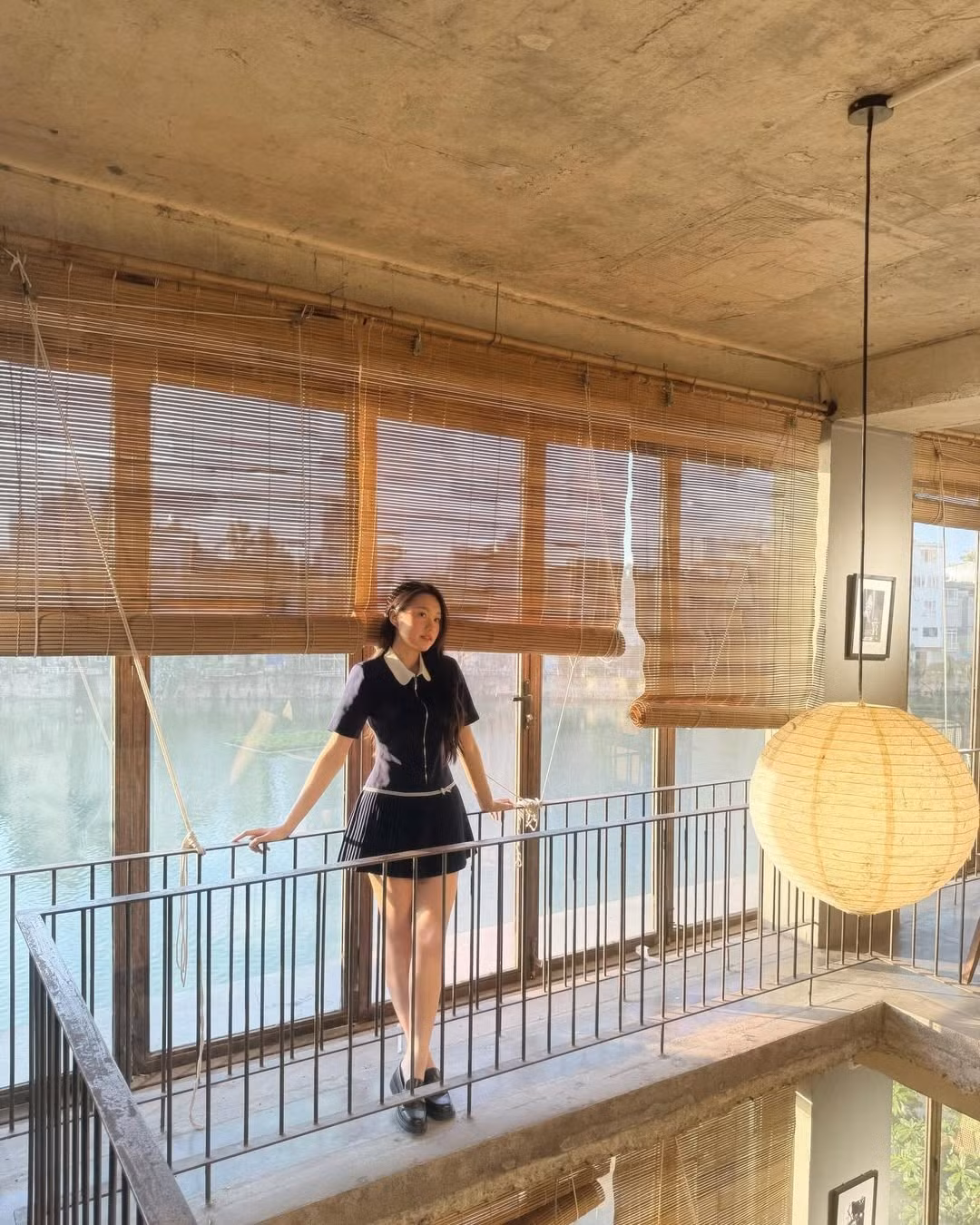 Mái tóc dài buông nhẹ và lớp makeup tự nhiên càng làm tôn lên làn da trắng mịn cùng thần thái dịu dàng, nền nã.