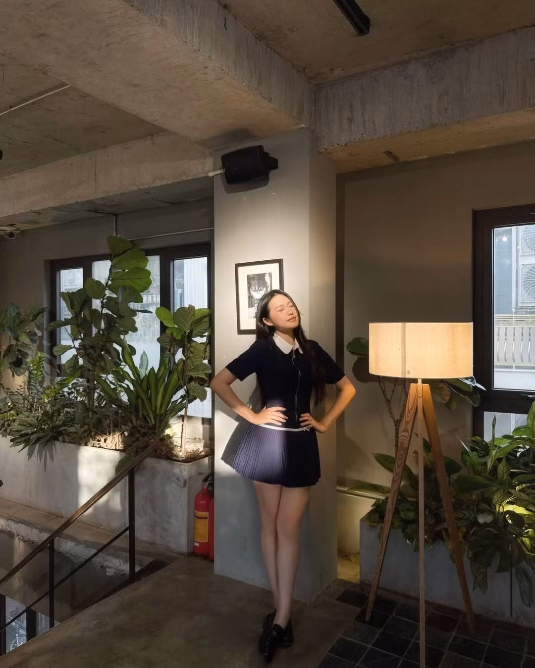 Doãn Hải My tạo dáng tự nhiên, khi thì đứng tựa lan can ngắm nhìn ra ngoài, lúc lại ngồi thư thái bên bàn, toát lên thần thái tự tin và quyến rũ.