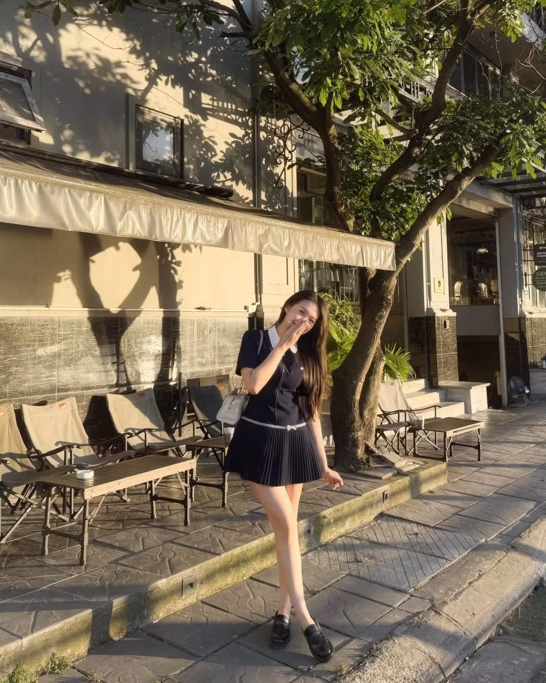 Trong một số khung hình, dù không thấy rõ toàn bộ nhưng nàng WAGs vẫn khéo léo cho thấy mình đang đi cafe cùng ông xã Đoàn Văn Hậu.