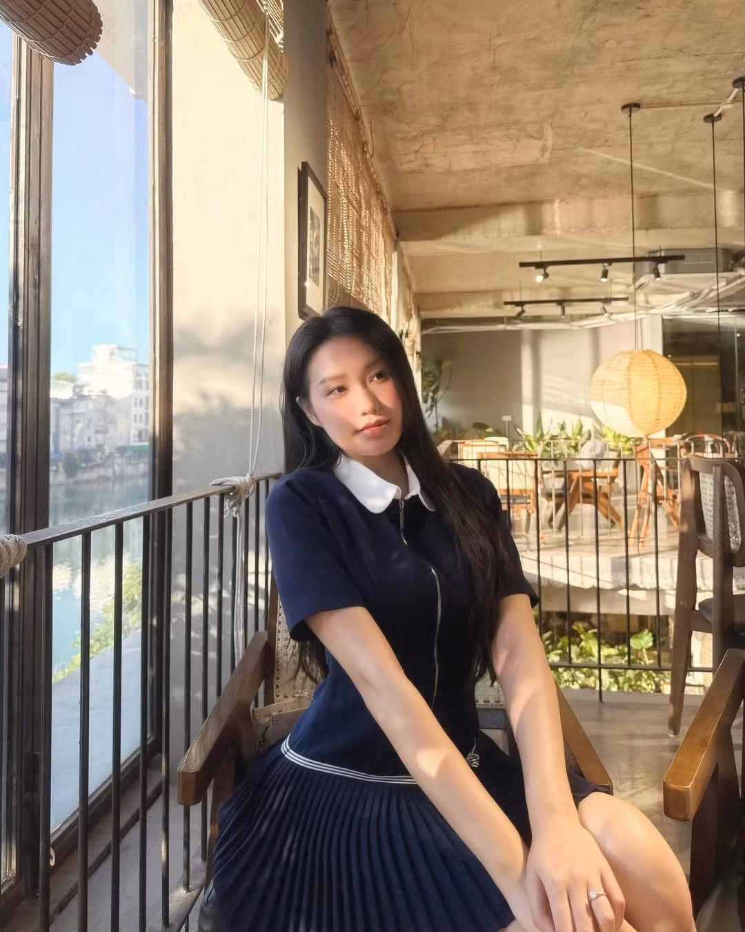 Với lối trang điểm nhẹ nhang, mái tóc dài suôn mượt và phong cách thời trang tinh tế, Doãn Hải My một lần nữa khẳng định đẳng cấp thời trang của mình.