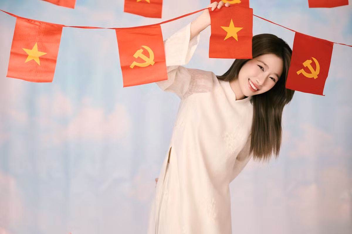 Vẻ đẹp thanh thoát, duyên dáng của cô được tôn lên qua từng shoot hình, khi cô nhẹ nhàng cầm trên tay lá cờ đỏ sao vàng. (Ảnh: FBNV)