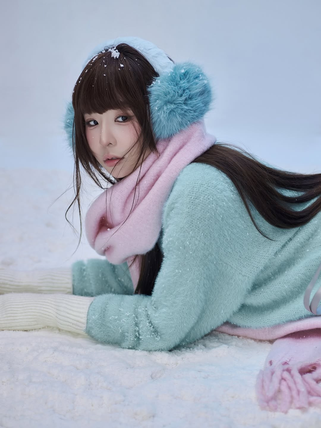 Bộ ảnh không chỉ đơn thuần khoe sắc mà còn là gợi ý phối đồ tuyệt vời cho các bạn gái trong mùa lạnh. Những món phụ kiện như mũ chụp tai bằng lông và khăn len bản to đang là "hot trend" được nhiều tín đồ thời trang săn đón, giúp vẻ ngoài vừa giữ ấm vừa thêm phần đáng yêu, trẻ trung. (Ảnh: IGNV)
