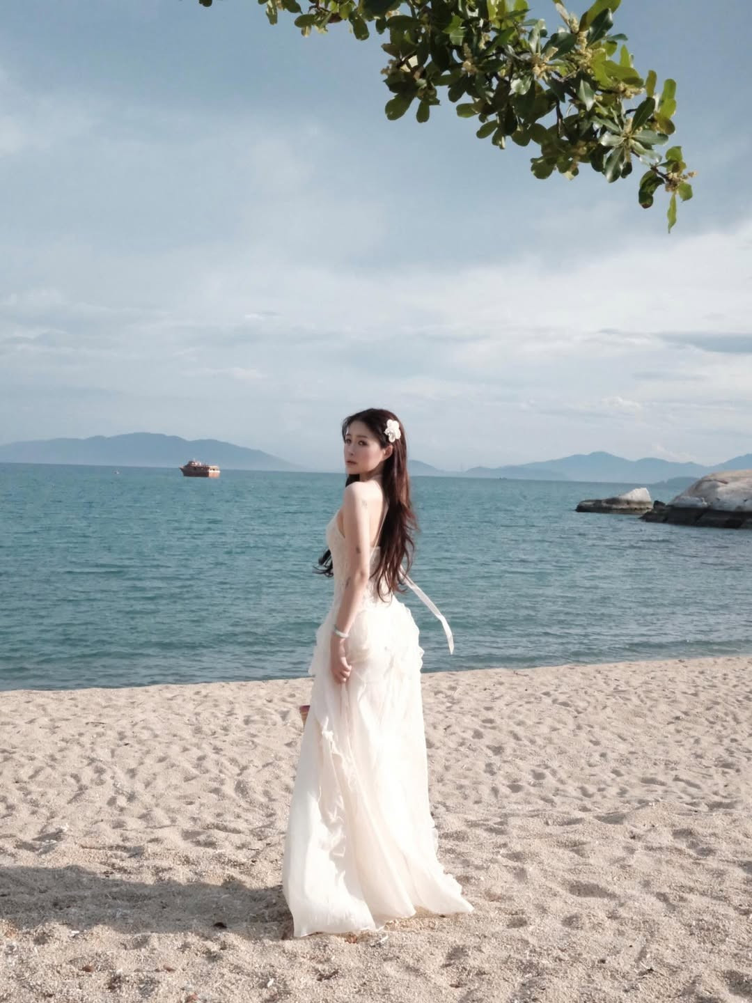 Thời trang đi biển của cô nàng rich kid đình đám Chao (tên thật Nguyễn Châu Anh) luôn nhận về đánh giá cao từ người hâm mộ. Trong loạt ảnh mới nhất, Chao tự tin sải bước bên một vùng biển vắng trong chuyến nghỉ dưỡng gần đây của mình. (Ảnh: IGNV)