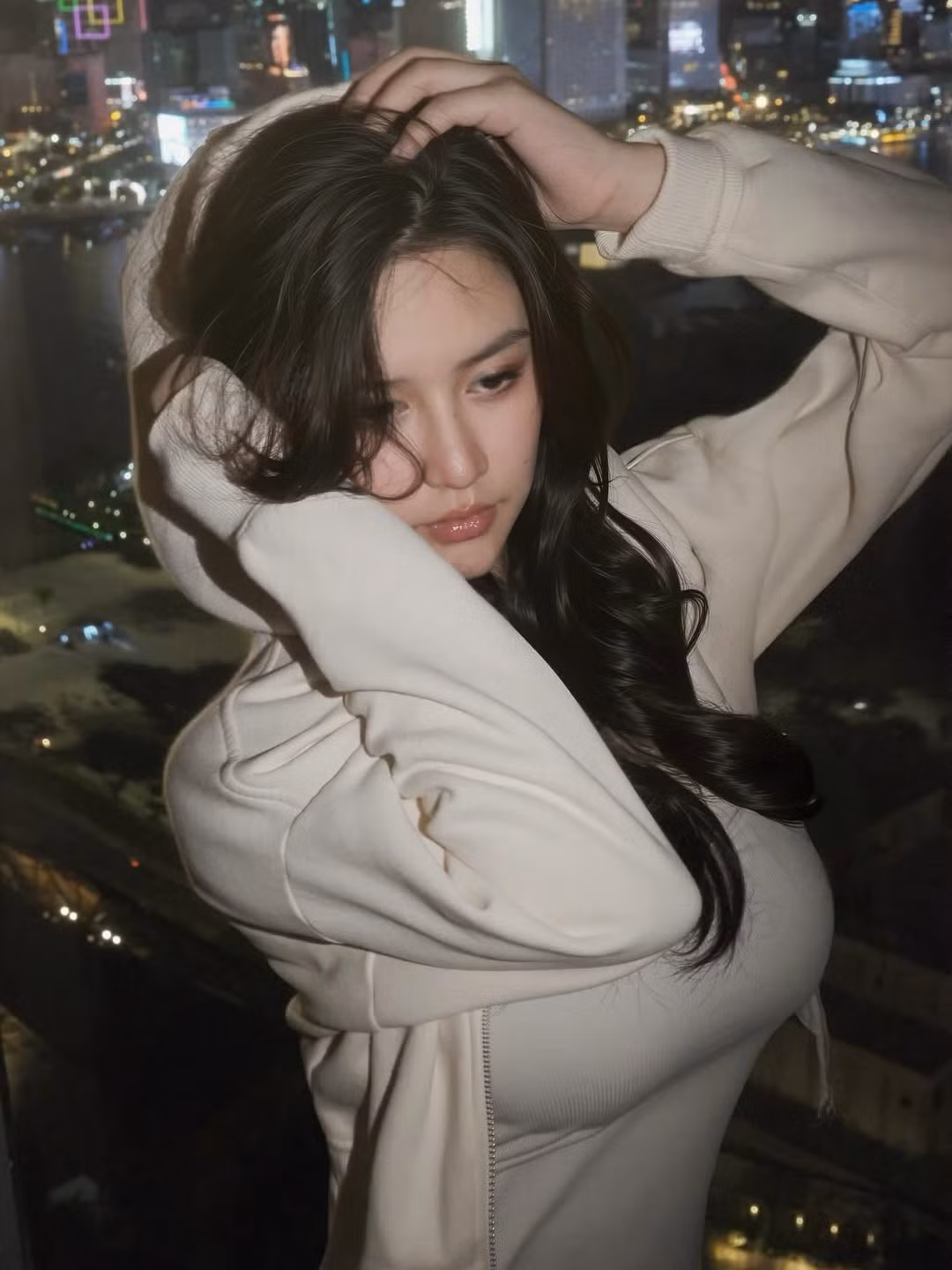 Trong loạt ảnh mới cập nhật trên trang cá nhân, cô nàng khiến người hâm mộ phải xuýt xoa với những khung hình khoe cận cảnh nhan sắc không tì vết. (Ảnh: IGNV)