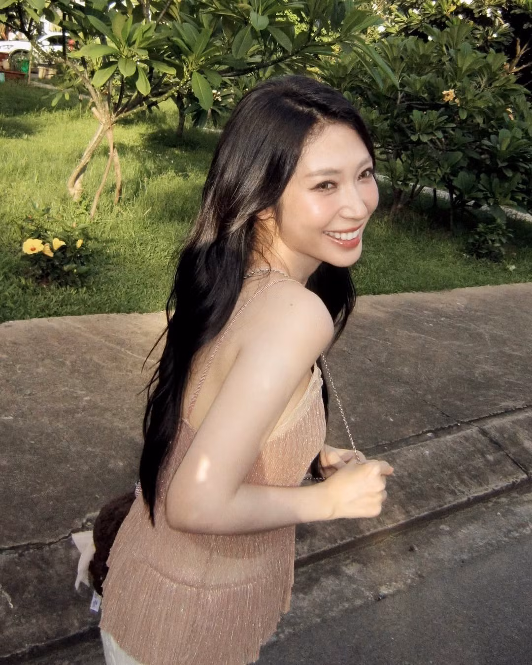 Cô tự do tạo dáng, lúc thì tinh nghịch với chú cún cưng, lúc lại cười tươi bên bãi cỏ xanh ngát, thể hiện sự tận hưởng trọn vẹn từng khoảnh khắc bình yên.