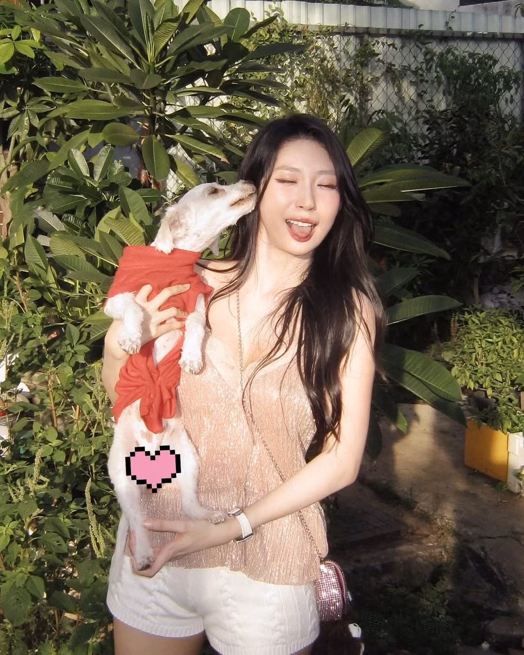 Giữa những tán lá xanh mướt và ánh nắng vàng ươm, Khổng Tú Quỳnh như được tiếp thêm năng lượng, toát lên sự tươi mới và tràn đầy sức sống.