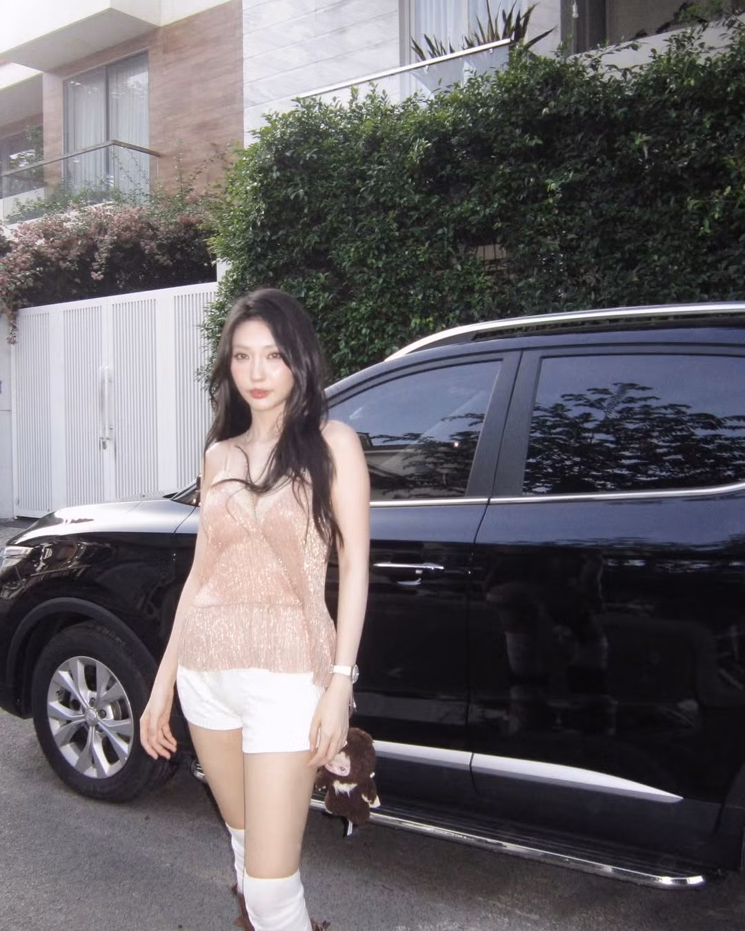 Bước sang tuổi 33, Khổng Tú Quỳnh – "cô bé Dâu Tây" một thời của showbiz Việt vẫn sở hữu nhan sắc xinh đẹp, trẻ trung. Trong loạt ảnh mới, nữ ca sĩ khiến người xem không khỏi xuýt xoa với phong thái nhẹ nhàng, tự tại, minh chứng cho nhan sắc thăng hoa và dường như đã được thời gian "bỏ quên".