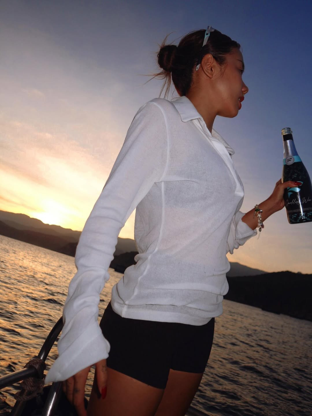 Để cân bằng giữa sự gợi cảm và thanh lịch, trong nhiều khung hình Phương Ly tinh tế khoác thêm chiếc áo sơ mi trắng mỏng xuyên thấu bên ngoài. (Ảnh: IGNV)