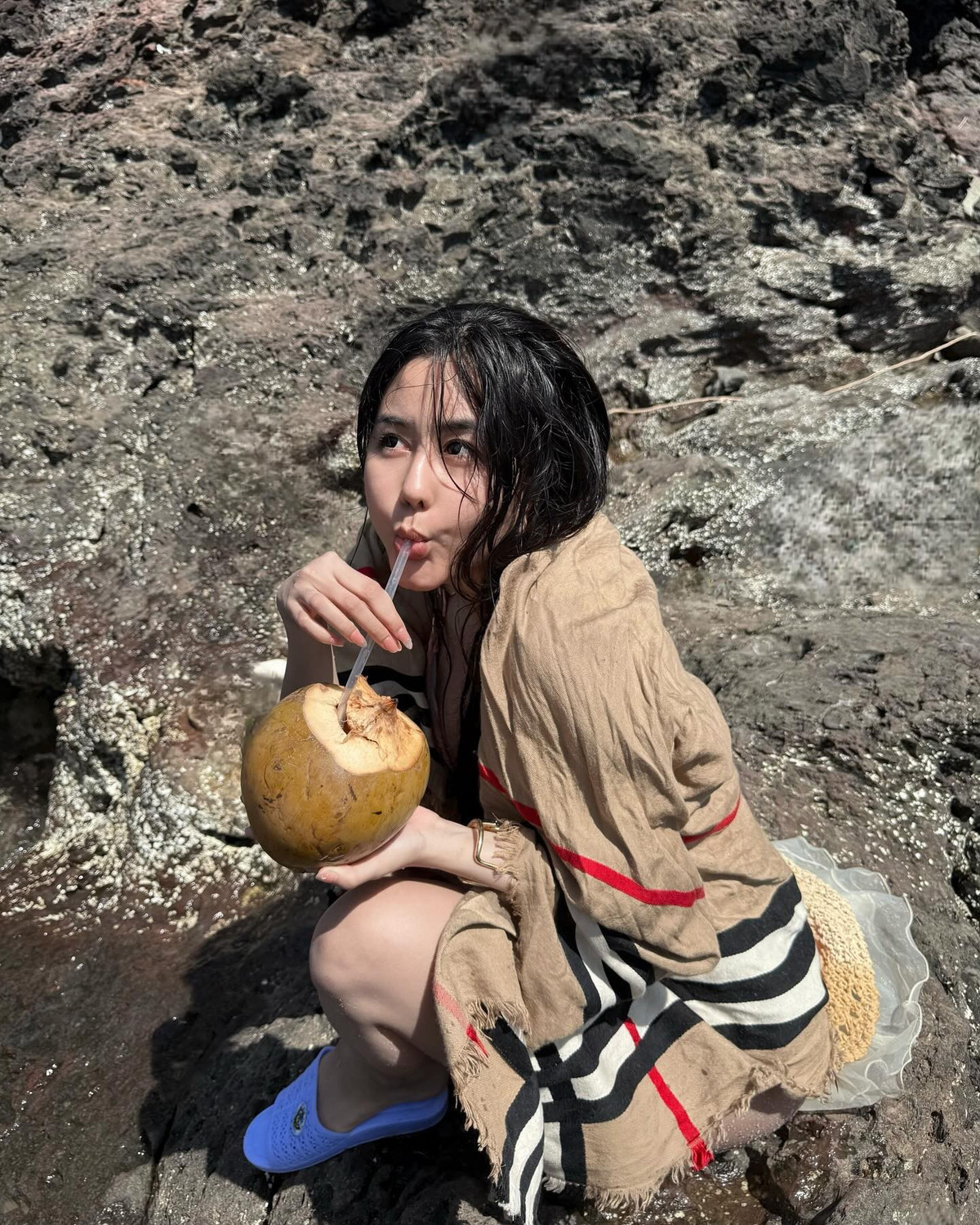 Không chỉ là một "người chơi hệ biển" chính hiệu, Võ Ngọc Trân còn nổi bật với gu thời trang biển đa dạng và táo bạo. Cô nàng thường xuyên lựa chọn những bộ bikini cắt xẻ tinh tế.