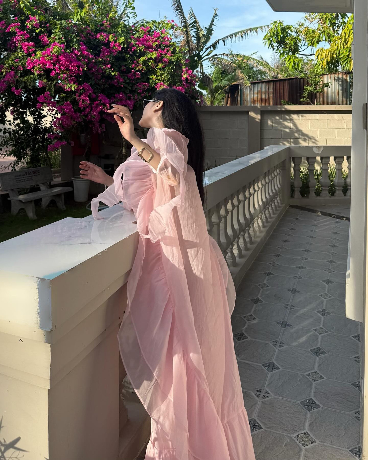 Thiết kế váy dài với chất liệu bay bổng được cô nàng lựa chọn tôn lên vẻ đẹp nữ tính.