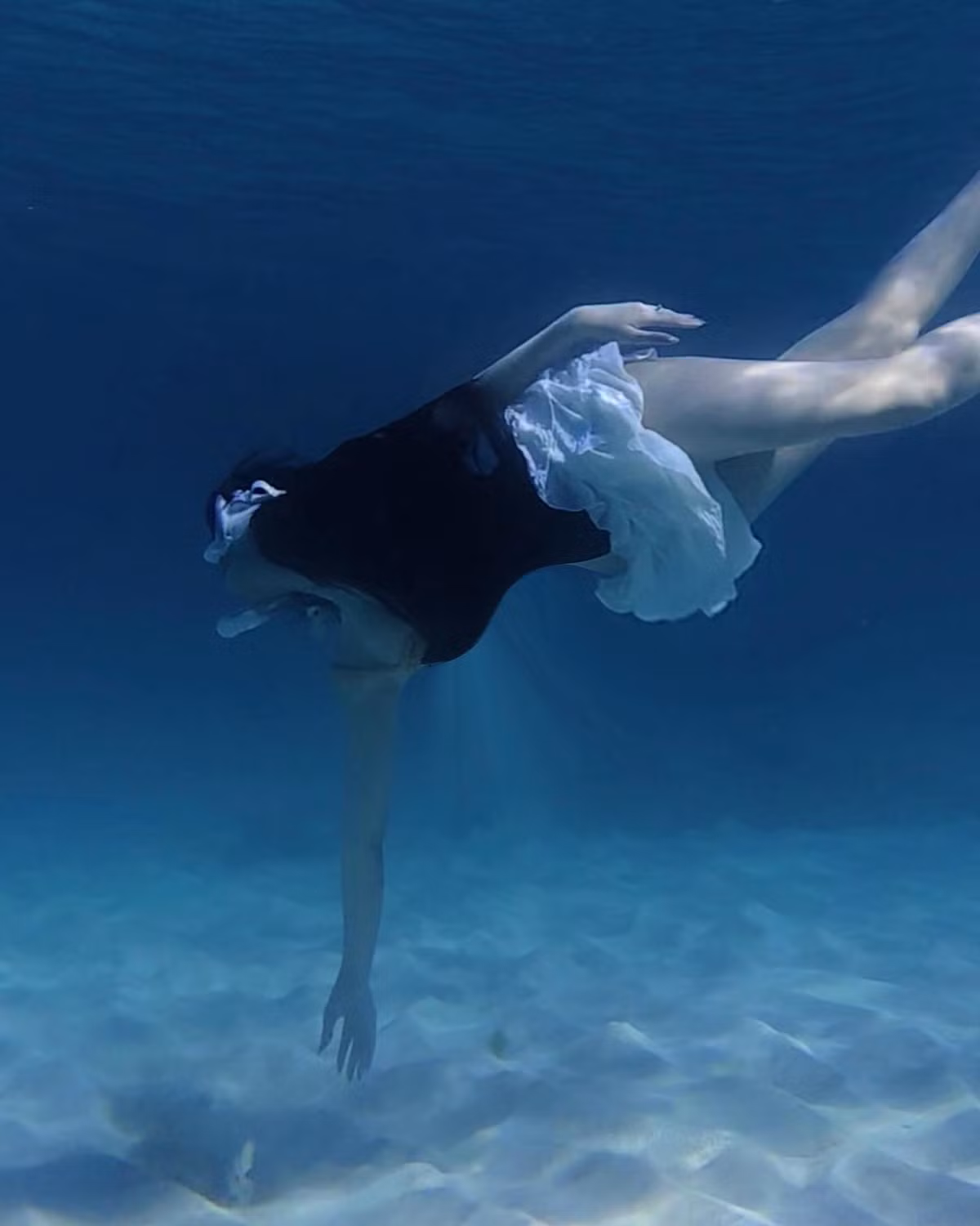 bức ảnh chụp dưới nước với bộ bikini tím pastel nhẹ nhàng nhưng không kém phần nóng bỏng đã cho thấy vóc dáng hoàn hảo cùng thần thái "nữ thần biển cả" của hot girl 10X.