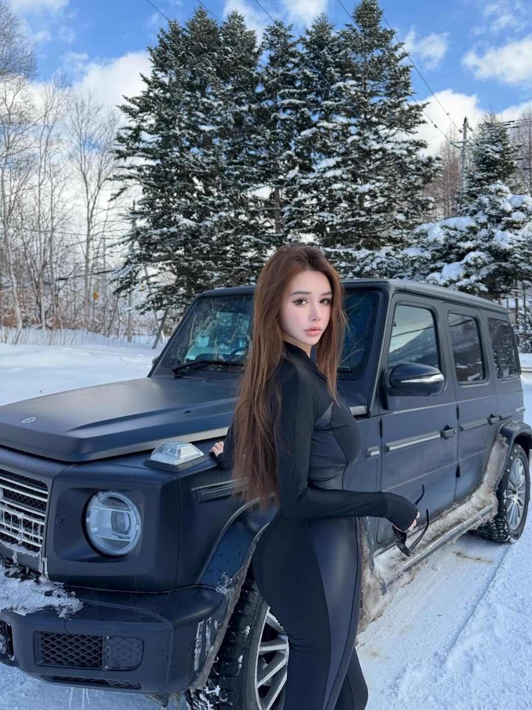 Điểm nhấn của trang phục chính là đôi boot lông trắng muốt, vừa giữ ấm vừa tạo nên vẻ ngoài thời thượng như một "nữ hoàng tuyết". (Ảnh: IGNV)