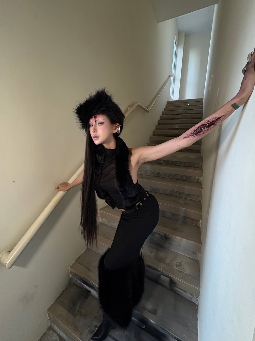 Cô cũng cầm theo một con dao/kiếm to bản, dính máu, giống như vũ khí mà những nữ y tá này thường sử dụng. (Ảnh: IGNV)