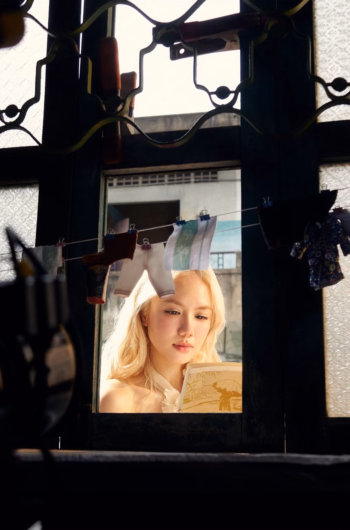 Điều đặc biệt khiến giao diện của Phương Ly trở nên “tuyệt đối điện ảnh” nằm ở ánh sáng, bối cảnh và cách phối trang phục. Những góc quay trong nắng nhẹ, khung cảnh sân vườn hoặc hành lang cũ kỹ đã trở thành “đất diễn” lý tưởng để cô nàng phô diễn thần thái. Từng cử chỉ như tựa vào lan can, cúi đầu, hay nở nụ cười khẽ cũng đủ để gợi cảm xúc mạnh mẽ cho người xem.