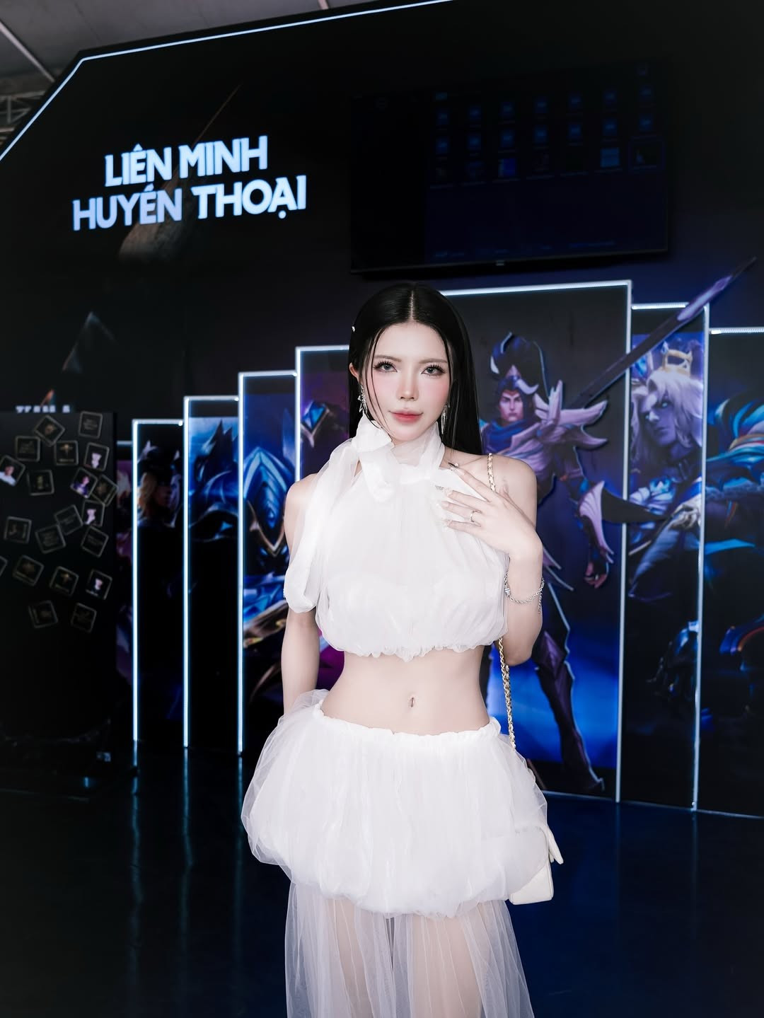 Điểm nhấn là lớp vải voan mỏng manh, bay bổng được may thành dáng váy dài xuyên thấu bên ngoài, tạo nên vẻ ngoài vừa gợi cảm, vừa thanh thoát, xứng danh "nàng thơ VCS". (Ảnh: IGNV)