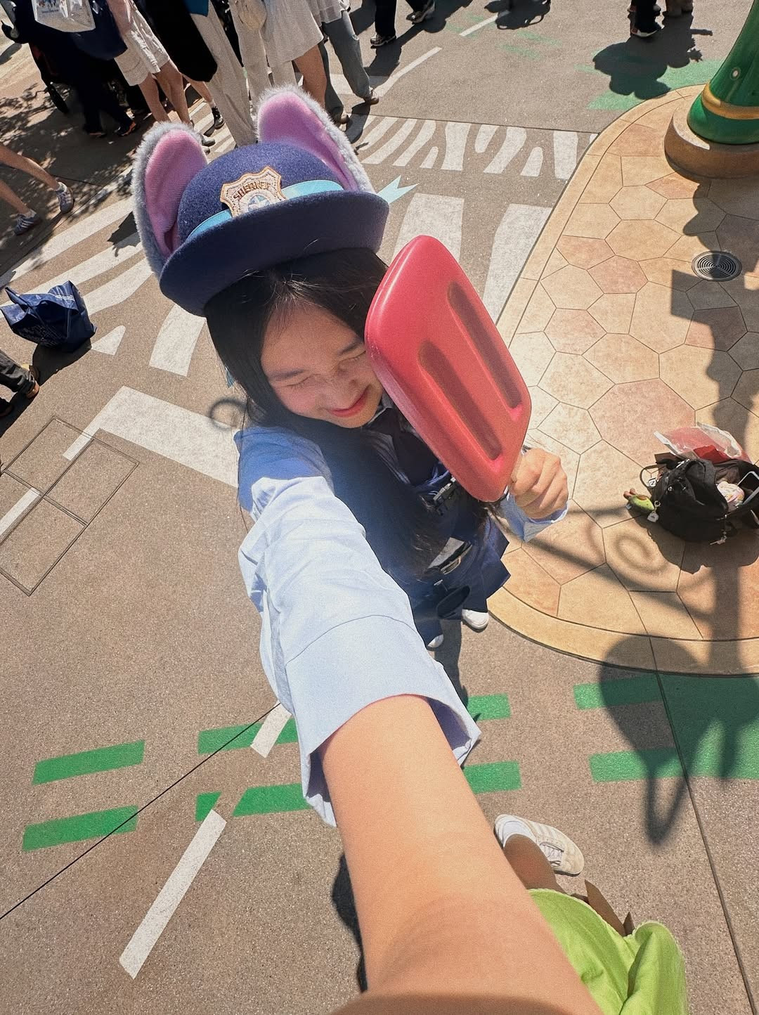 Sự kết hợp giữa nét dễ thương vốn có và sự nghiêm túc của bộ đồng phục đã giúp Jenny Huỳnh tái hiện thành công hình ảnh cô thỏ cảnh sát nhiệt huyết. (Ảnh: IGNV)