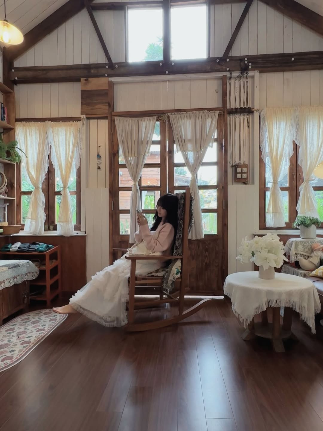 Cô nàng lựa chọn trang phục mang tông màu hồng - trắng chủ đạo: chiếc áo len hồng phấn mềm mại kết hợp cùng chân váy voan tầng bồng bềnh. Sự kết hợp này không chỉ tôn lên làn da trắng sứ mà còn cực kỳ ăn nhập với sắc hoa mai anh đào dịu dàng. (Ảnh: IGNV)