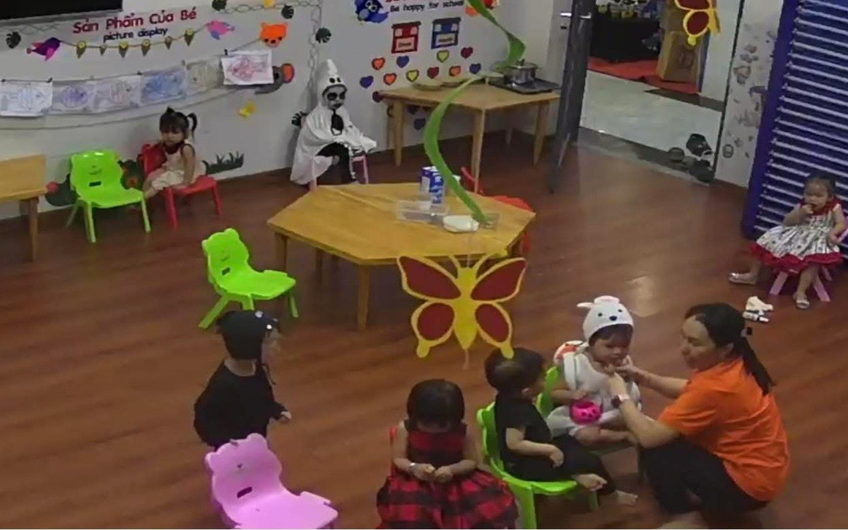 Nhìn vào bức ảnh lớp học, dễ dàng thấy em bé ma nổi bật một cách... cô độc. Trong khi các bạn khác chỉ hóa trang nhẹ nhàng như mèo, thỏ, hay các nhân vật hoạt hình, thì bé ma trắng toát ngồi chễm chệ ở trung tâm với vẻ mặt rất nghiêm túc