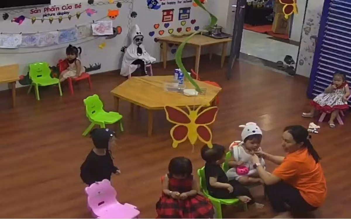 Nhìn vào bức ảnh lớp học, dễ dàng thấy em bé ma nổi bật một cách... cô độc. Trong khi các bạn khác chỉ hóa trang nhẹ nhàng như mèo, thỏ, hay các nhân vật hoạt hình, thì bé ma trắng toát ngồi chễm chệ ở trung tâm với vẻ mặt rất nghiêm túc