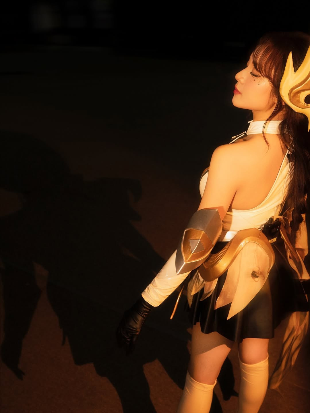 Nữ MC sinh năm 1997 thể hiện đúng khí chất "Thần Sứ" với phong thái tự tin, ánh mắt sắc sảo nhưng không kém phần duyên dáng, làm nổi bật vẻ đẹp kiều diễm của nhân vật. (Ảnh: IGNV)