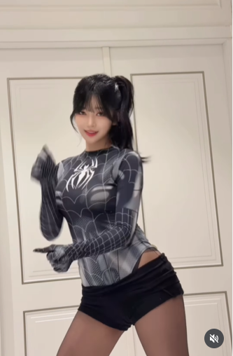 Cư dân mạng đã không ngừng truy tìm danh tính của "nữ Người Nhện" này. Đó chính là hot girl người Hàn Quốc có tên là Song Yi Do. (Ảnh: @dlehhh)