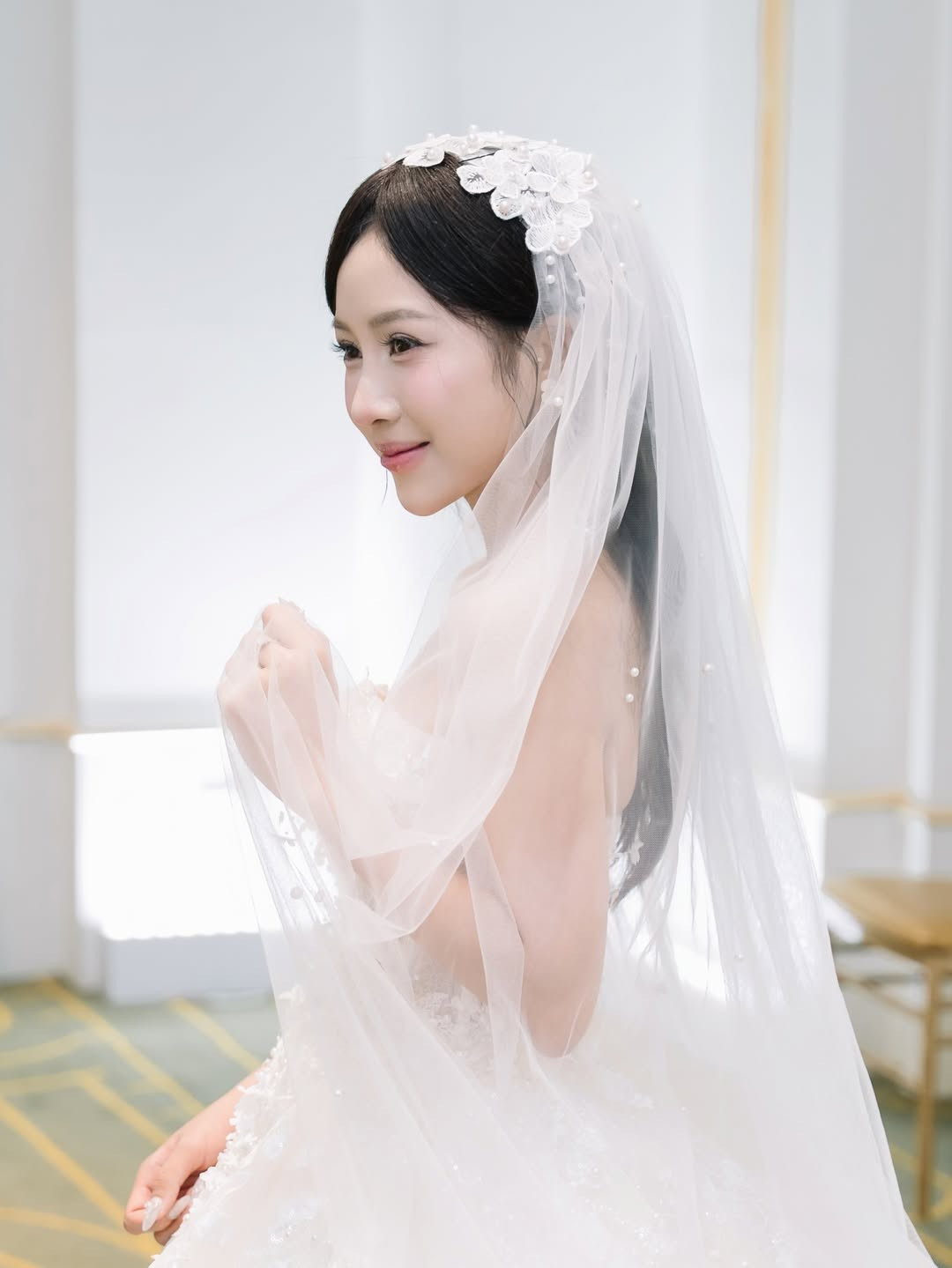 Dù từng hai lần đối diện với ung thư, Nắng trong ngày cưới vẫn tỏa sáng với nụ cười hạnh phúc viên mãn, ánh mắt tràn đầy niềm tin vào một khởi đầu mới. (Ảnh: IGNV)