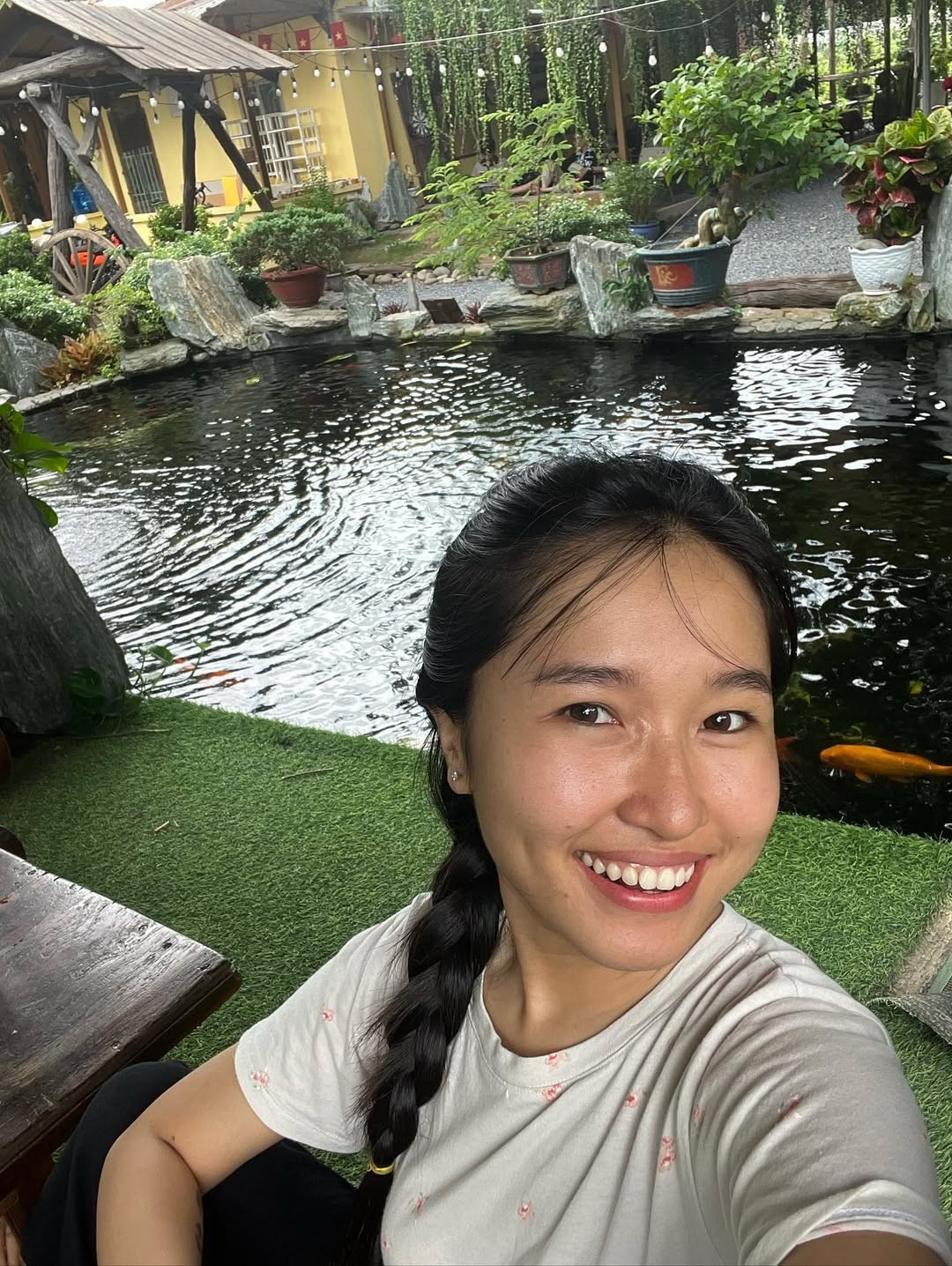 Thay vì những buổi livestream game, nội dung cuộc sống của cô giờ đây xoay quanh các công việc làm vườn, chăn nuôi, trồng trọt ở quê nhà, sống như một "cô nông dân thực thụ". (Ảnh: IGNV)