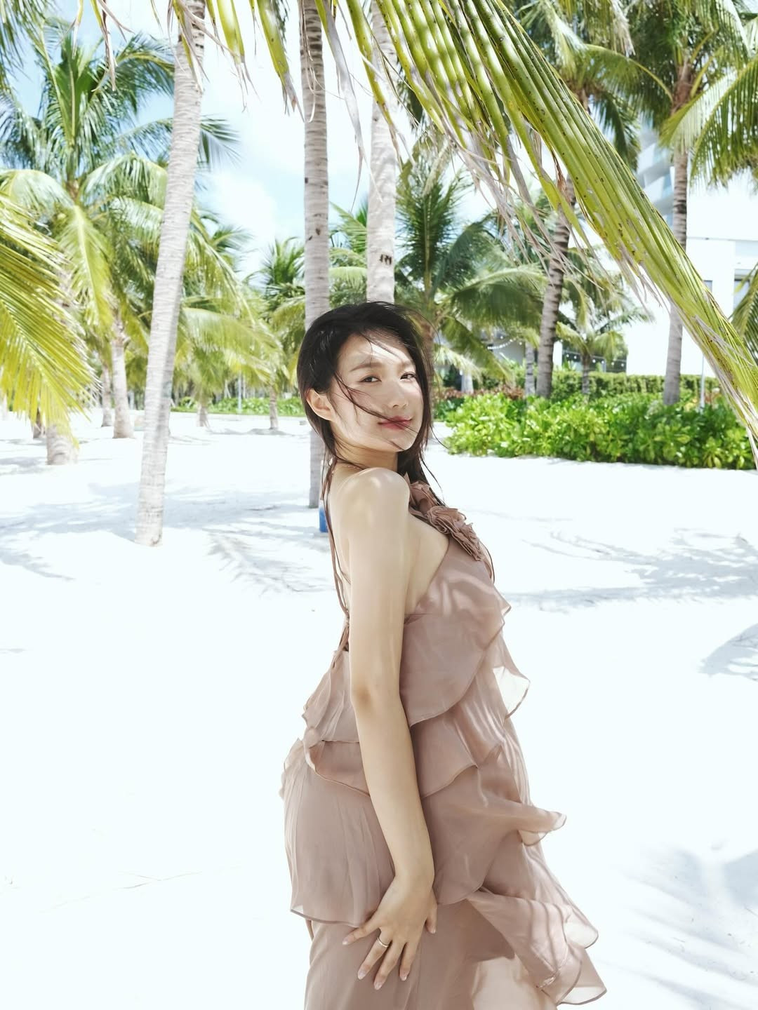 Sau khi kết hôn và sinh con, nhan sắc của cô nàng được nhận xét ngày càng thăng hạng, mặn mà và quyến rũ hơn.