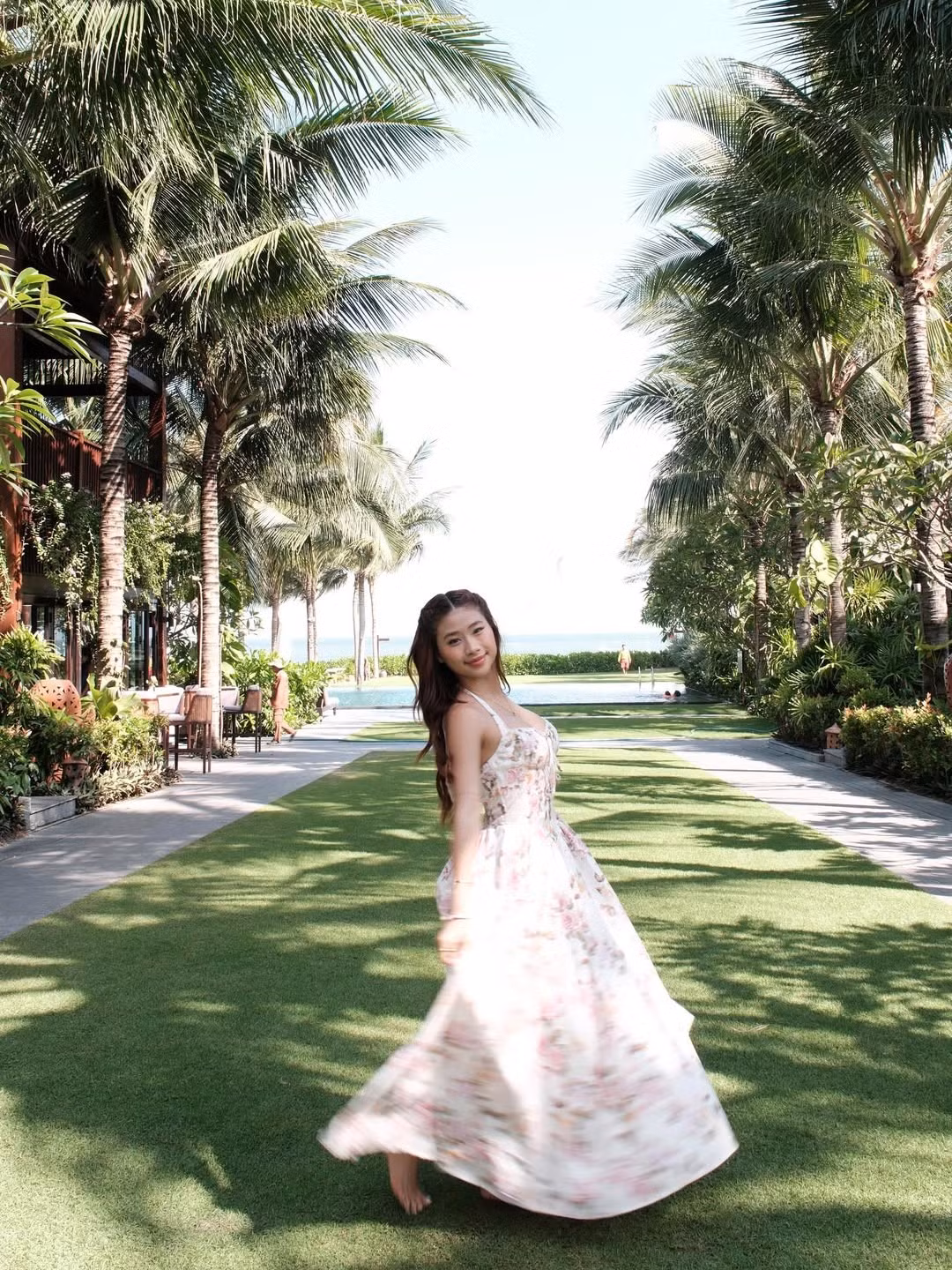 Những cử chỉ âu yếm như Paul Lê ôm Louis Phạm từ phía sau, hay cả hai nắm tay nhau bước đi trong khung cảnh lãng mạn khiến fan của cặp đôi phải xuýt xoa. (Ảnh: @louispham203)