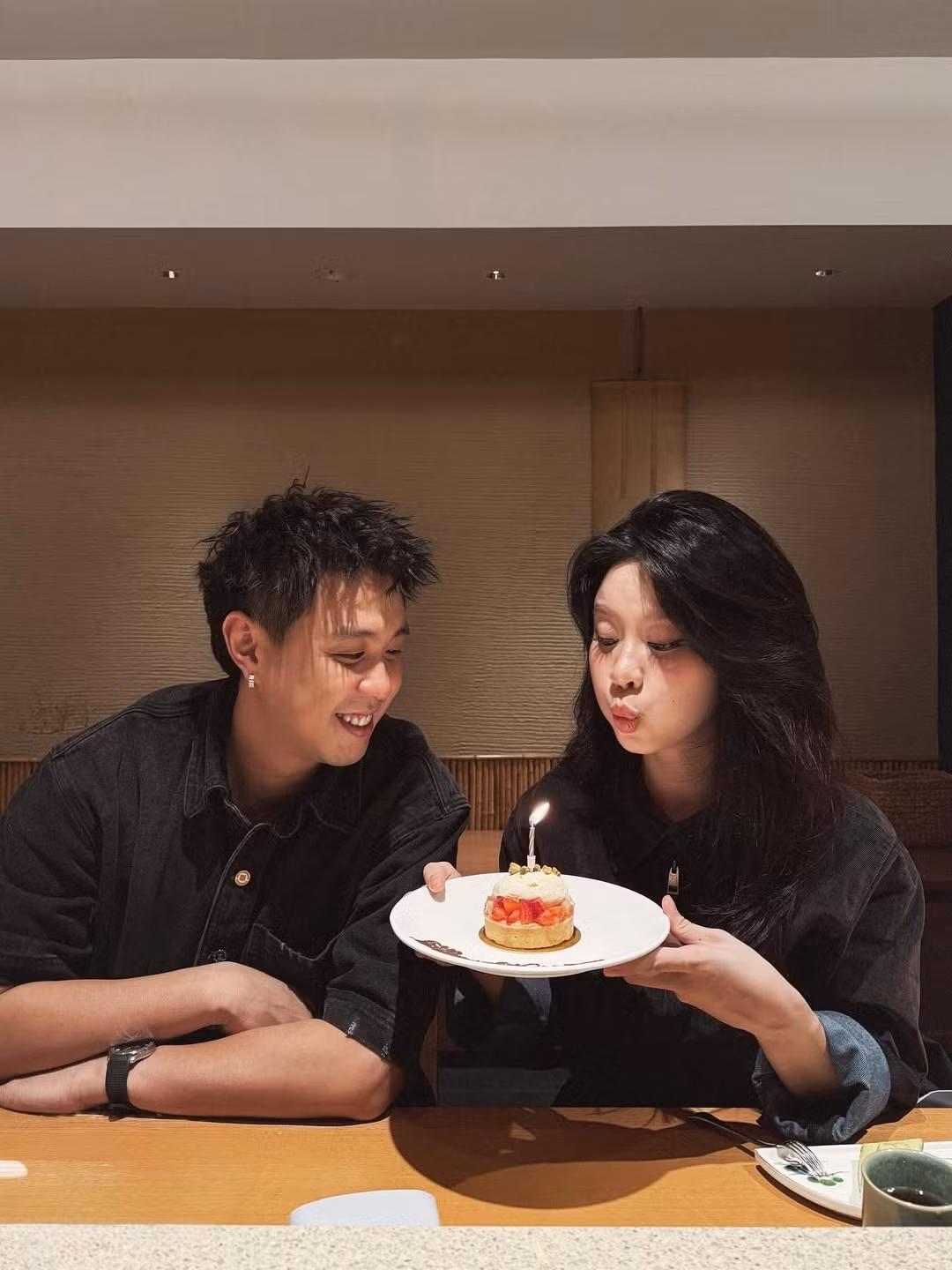 Sau khi sinh con, dù đã bước vào cuộc sống "bỉm sữa", cô nàng vẫn giữ được thần thái tươi tắn và rạng ngỡ. (Ảnh: IGNV)