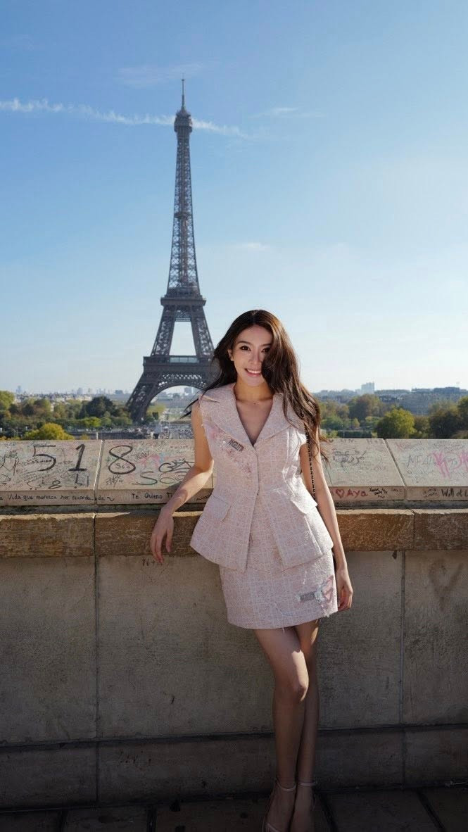 Thậm chí, việc cô thường xuyên khoe nhà xe chục tỷ khi tuổi đời còn rất trẻ cũng khiến cộng đồng mạng đặt dấu hỏi lớn về nguồn gốc tài sản.(Ảnh: FB Linh Trương)