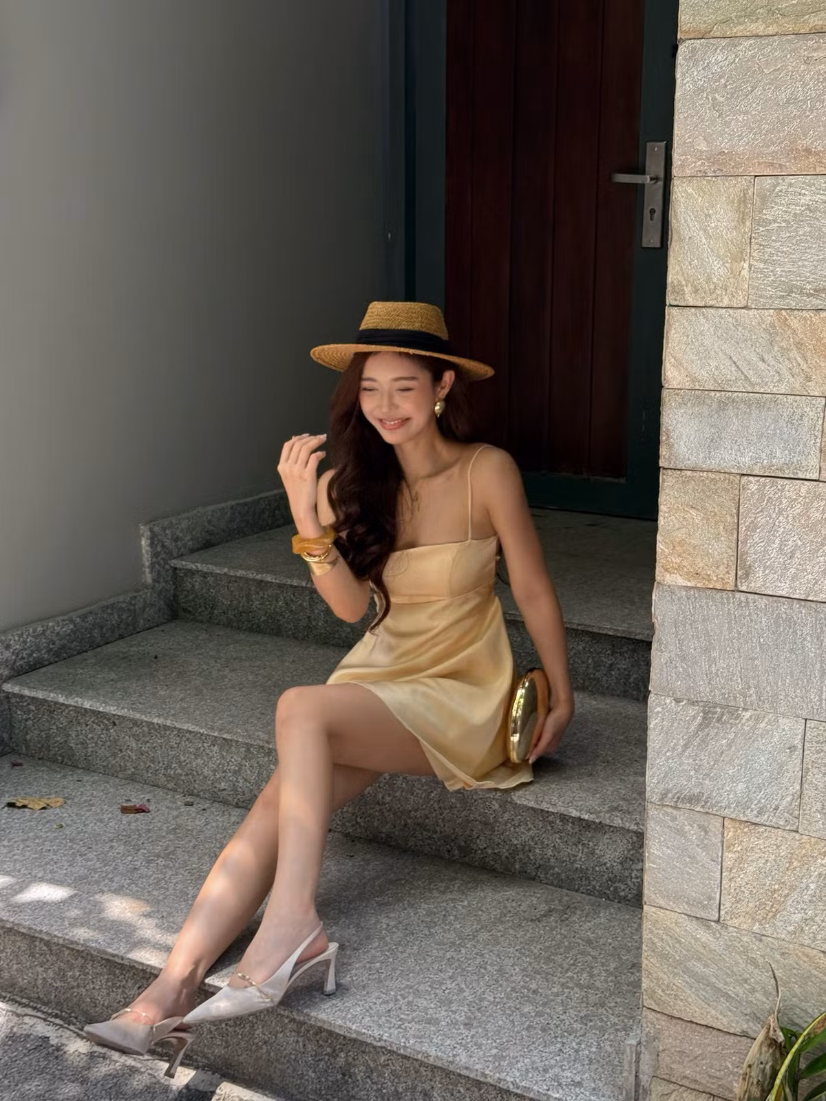 Trong bộ ảnh mới, Mai Hà Hoàng Yến đã khéo léo khoe vẻ đẹp đầy sức sống của mình trong chiếc váy lụa màu kem, kết hợp cùng mũ cói và ví cầm tay dáng tròn độc đáo. (Ảnh: FBNV)