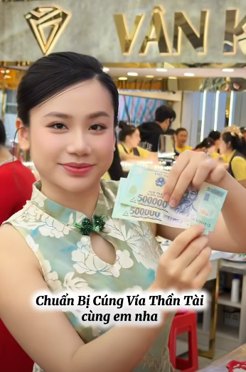 Đám cưới của Minh Thư - ái nữ của tiệm vàng Vân Khánh (TP. Hồng Ngự, Đồng Tháp) từng gây xôn xao dư luận với của hồi môn "khủng" gồm 1.000 cây vàng cùng 9,9 tỷ đồng tiền mặt. Sau khi kết hôn, Minh Thư không chọn cuộc sống hưởng thụ kín tiếng mà nhanh chóng quay trở lại hỗ trợ gia đình điều hành việc kinh doanh.