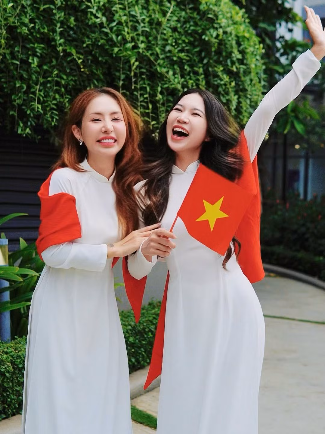 Càng gần ngày Quốc khánh 2/9, trên mạng xã hội nhiều người đã đăng tải những bộ ảnh đậm tinh thần tự hào dân tộc với các trang phục như áo cờ đỏ sao vàng, hay áo dài truyền thống. (Ảnh: FBNV)