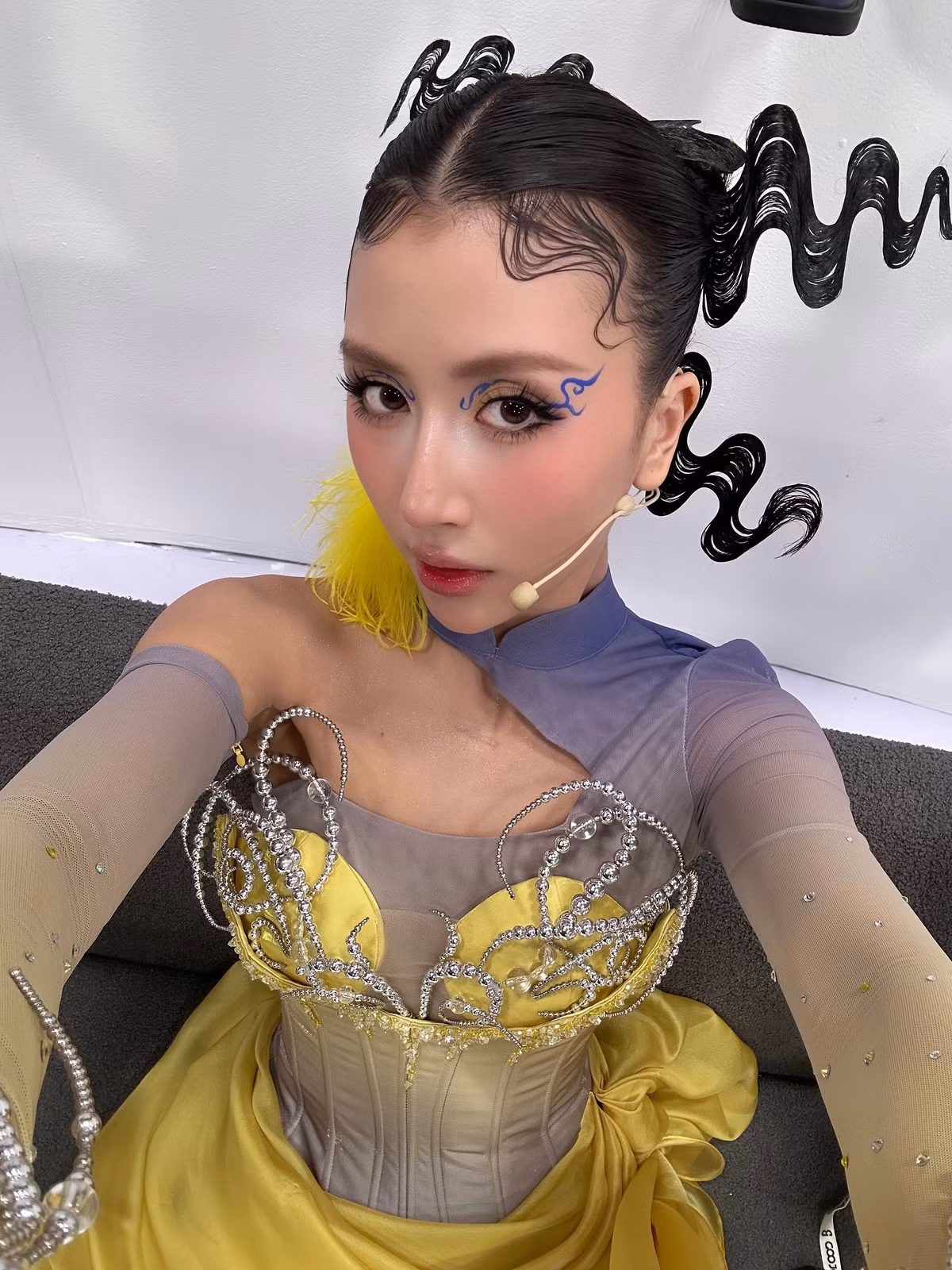 Cũng chính vì gương mặt nhỏ nhắn thon gọn hơn, Quỳnh Anh Shyn cũng từng nhiều lần vướng tin đồn thẩm mỹ. Tuy nhiên người đẹp sinh năm 1996 luôn phủ nhận phủ nhận phẫu thuật thẩm mỹ và giải thích sự thay đổi trên gương mặt cô chỉ đơn giản là kết quả của việc giảm cân. (Ảnh: FBNV)